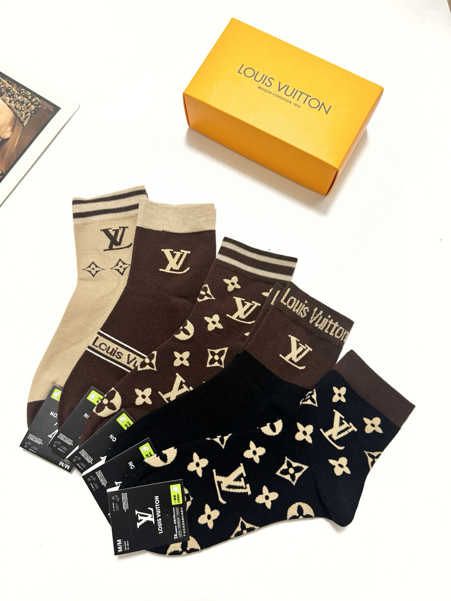   配包装
🌟【一盒5 双】
 🌟LV 路易威登 经典字母logo ins超火爆短筒袜，纯棉面料，潮人必