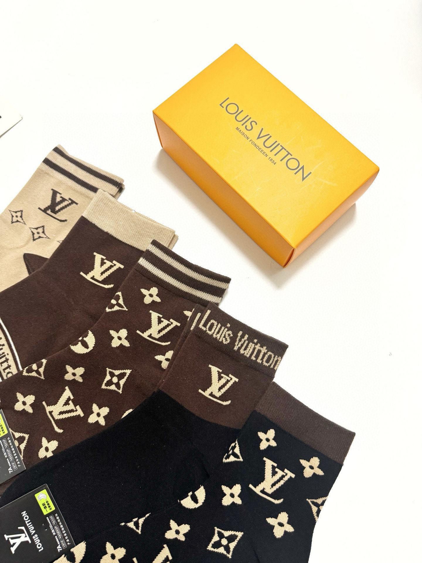   配包装
🌟【一盒5 双】
 🌟LV 路易威登 经典字母logo ins超火爆短筒袜，纯棉面料，潮人必