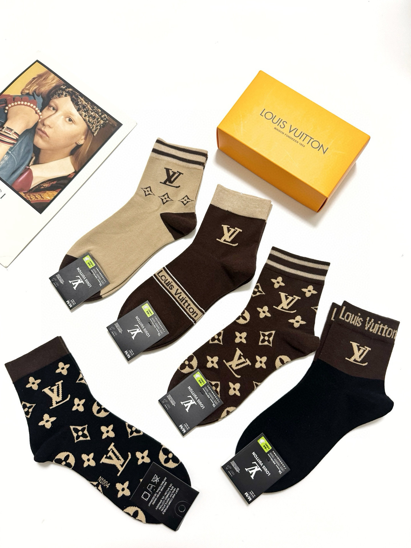   配包装
🌟【一盒5 双】
 🌟LV 路易威登 经典字母logo ins超火爆短筒袜，纯棉面料，潮人必