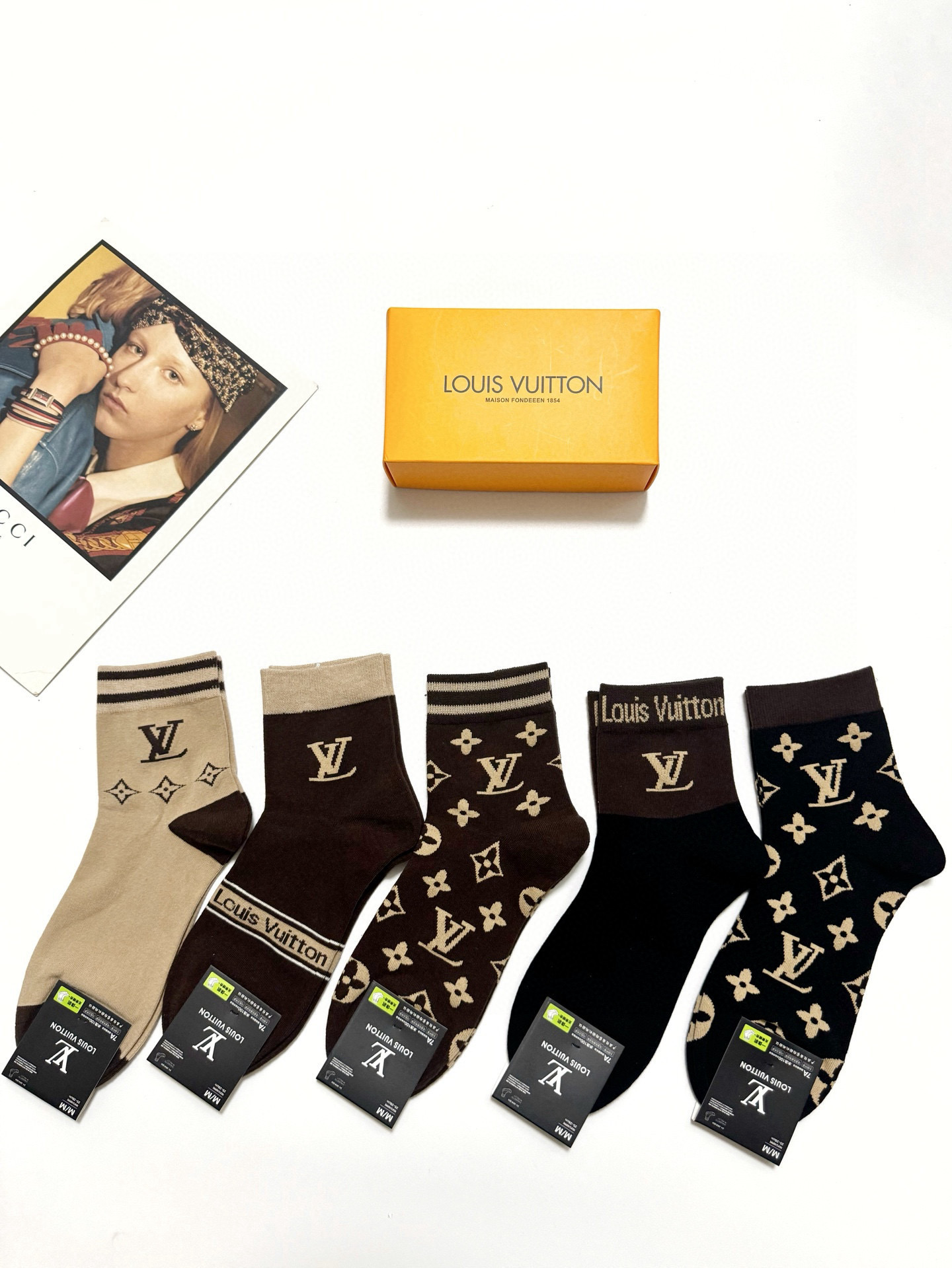   配包装
🌟【一盒5 双】
 🌟LV 路易威登 经典字母logo ins超火爆短筒袜，纯棉面料，潮人必