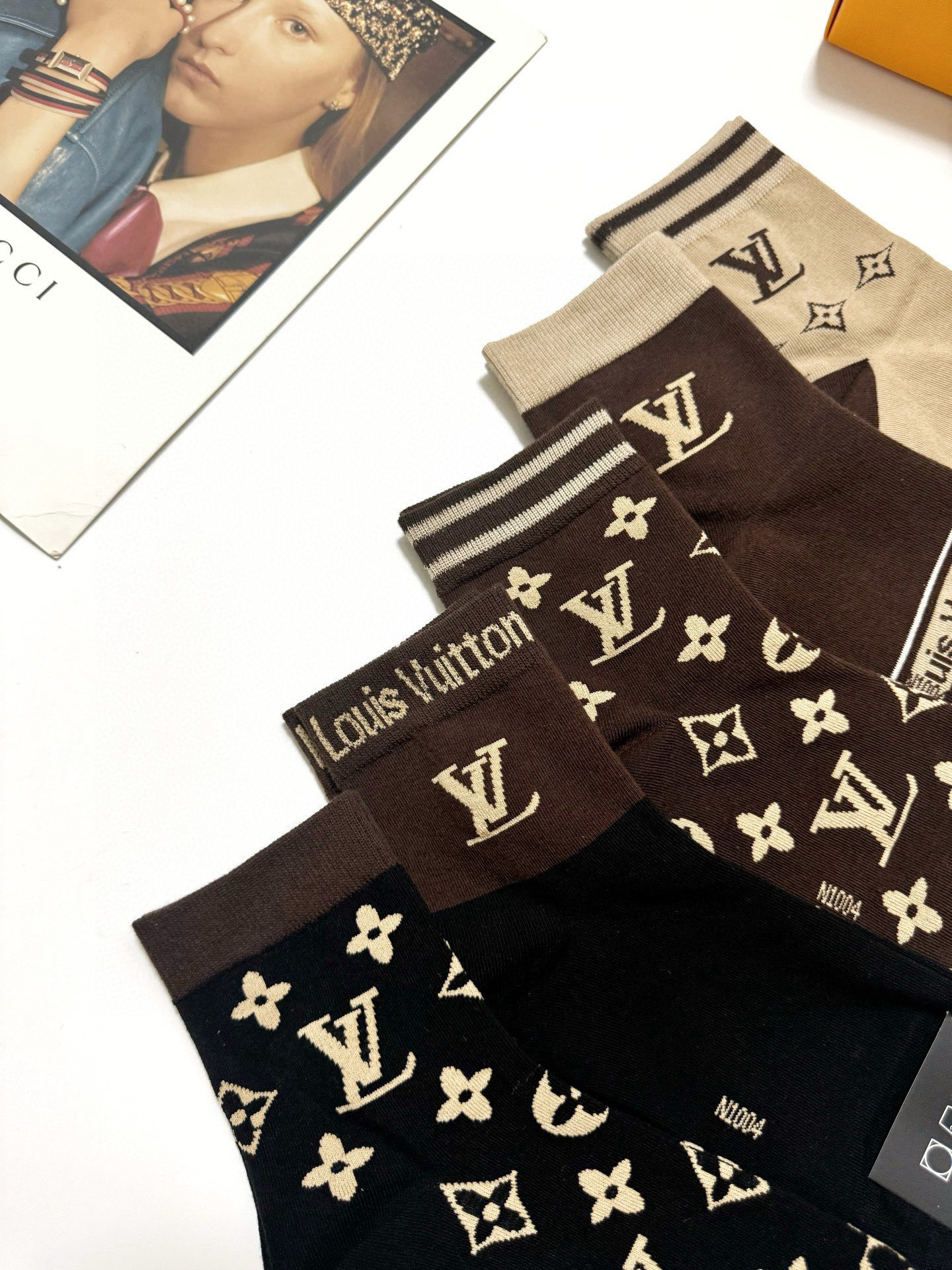   配包装
🌟【一盒5 双】
 🌟LV 路易威登 经典字母logo ins超火爆短筒袜，纯棉面料，潮人必