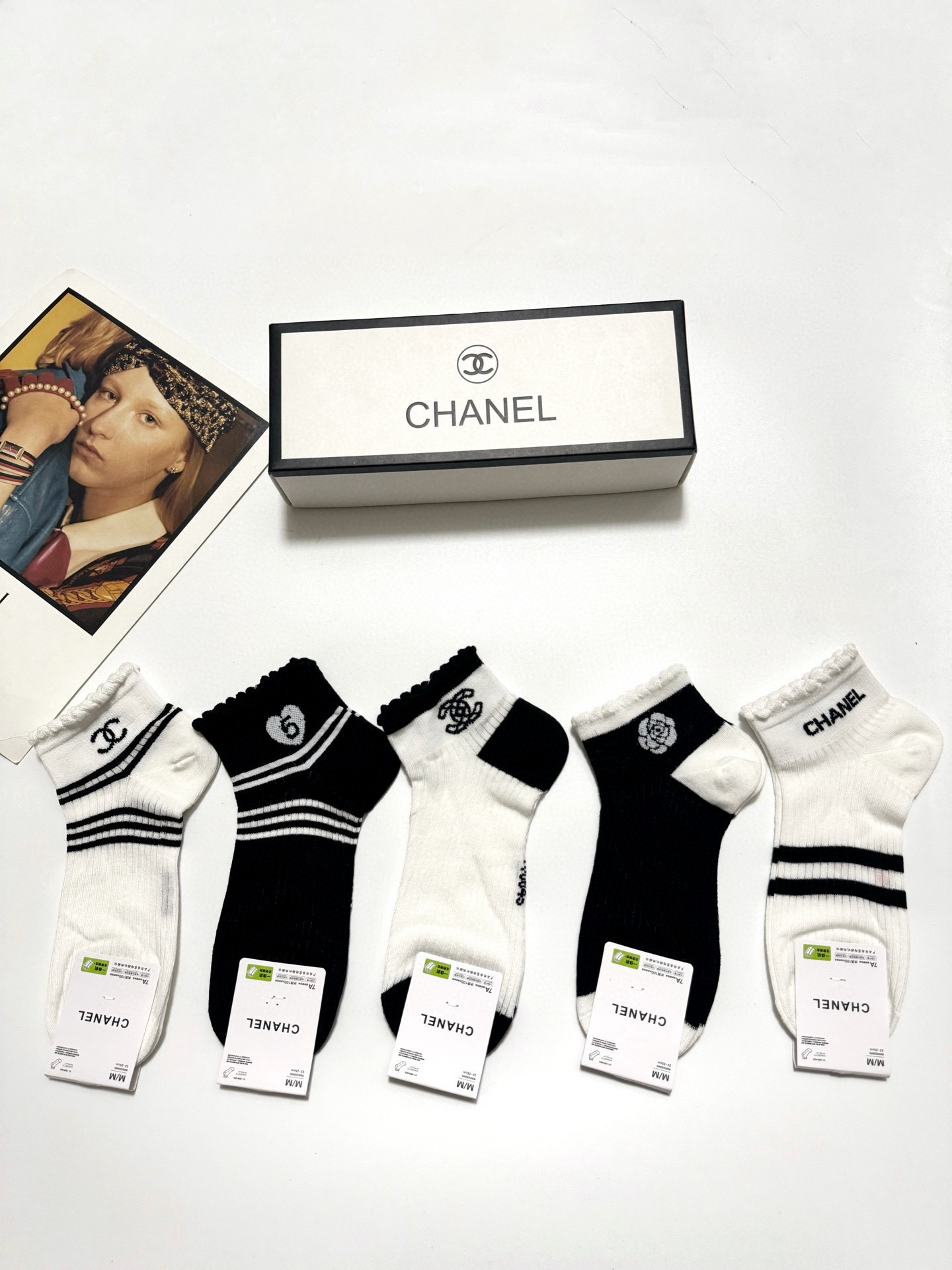  配包装
🌟【一盒5 双】
 🌟Chanel 香奈儿 经典字母logo ins超火爆短筒袜，纯棉面料，潮