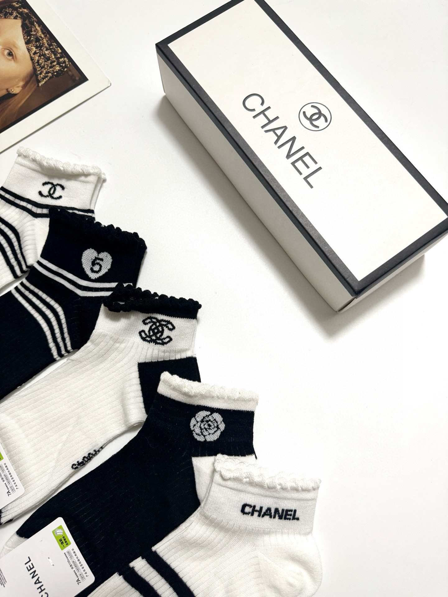  配包装
🌟【一盒5 双】
 🌟Chanel 香奈儿 经典字母logo ins超火爆短筒袜，纯棉面料，潮