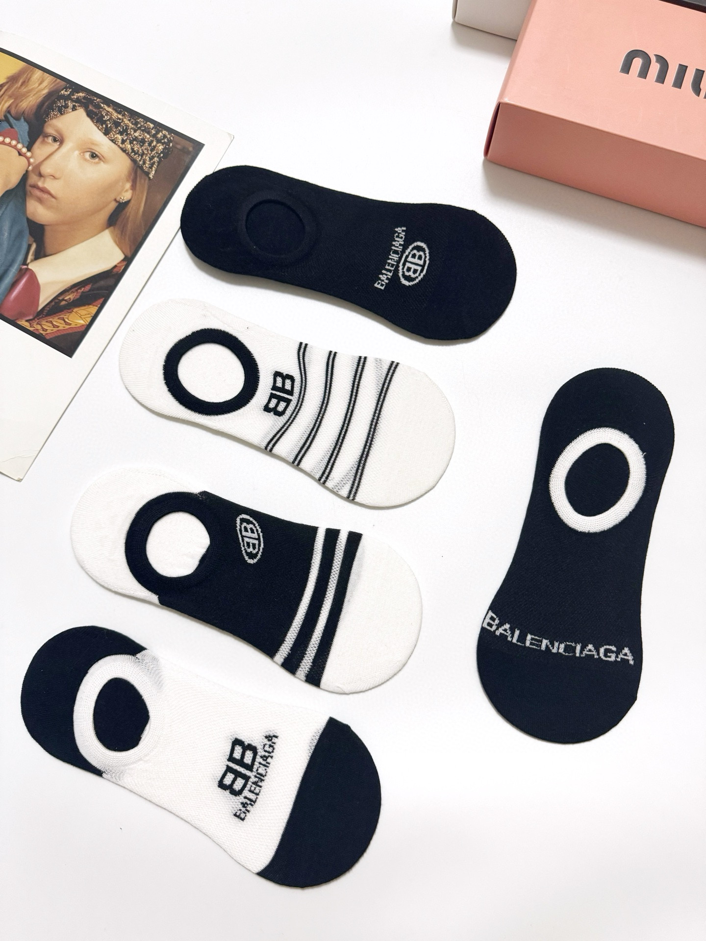  配包装
🌟【一盒5双】
 🌟Balenciaga 巴黎世家 经典字母logo 纯棉船袜   ，ins超