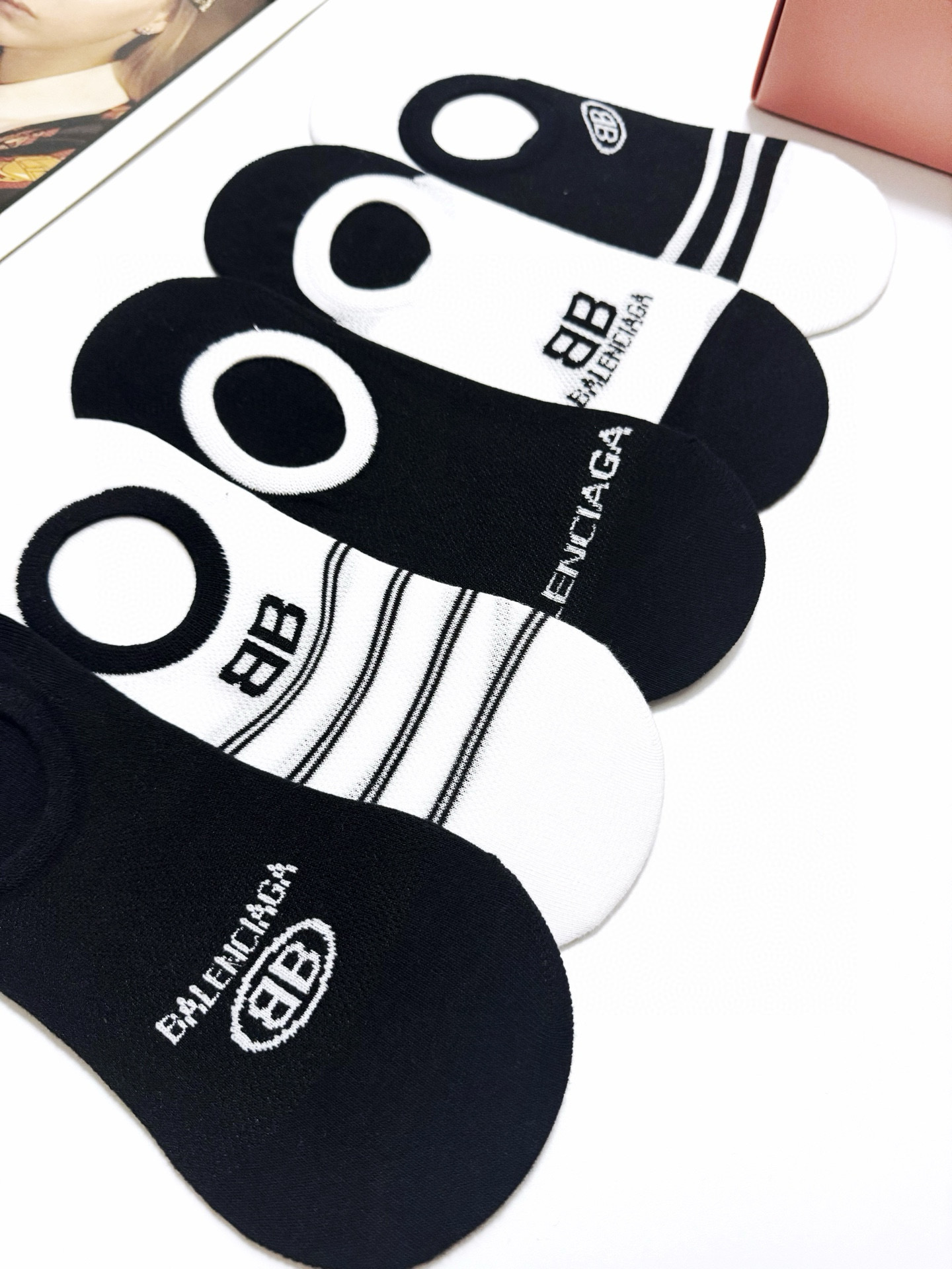  配包装
🌟【一盒5双】
 🌟Balenciaga 巴黎世家 经典字母logo 纯棉船袜   ，ins超