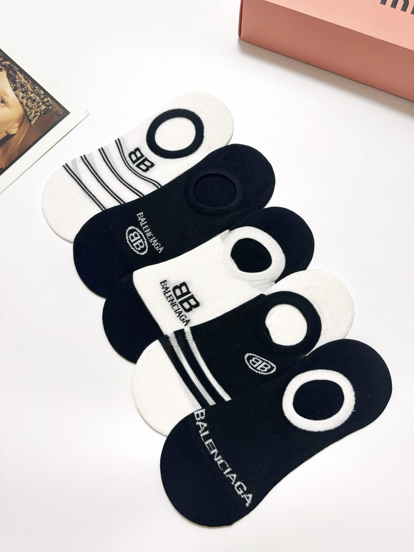  配包装
🌟【一盒5双】
 🌟Balenciaga 巴黎世家 经典字母logo 纯棉船袜   ，ins超