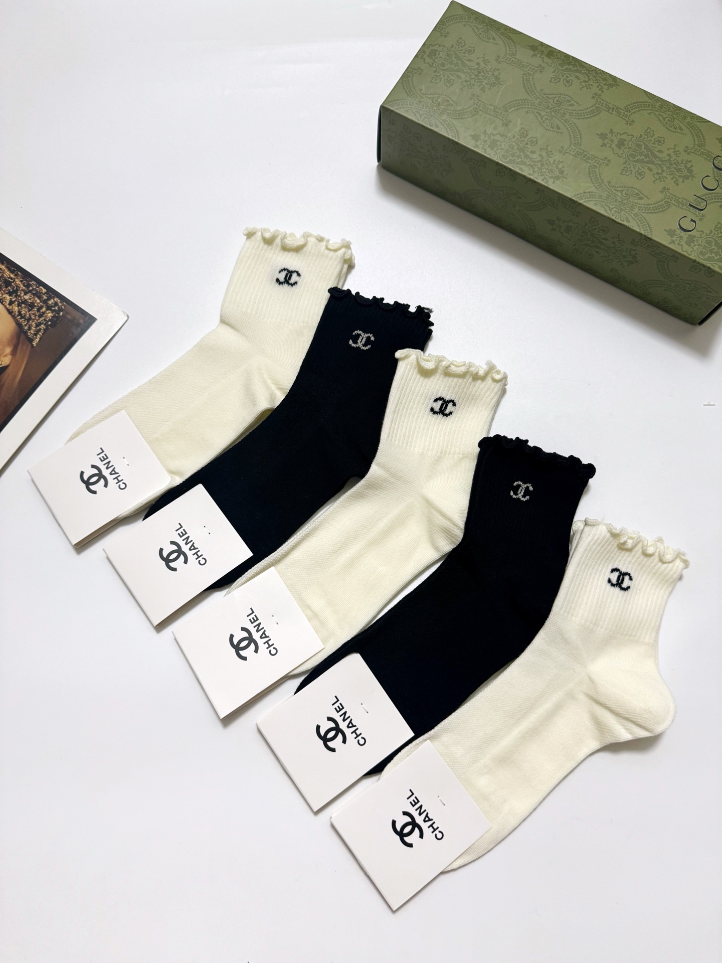  配包装
🌟【一盒5 双】
 🌟Chanel 香奈儿 经典字母logo ins超火爆短筒袜，纯棉面料，潮