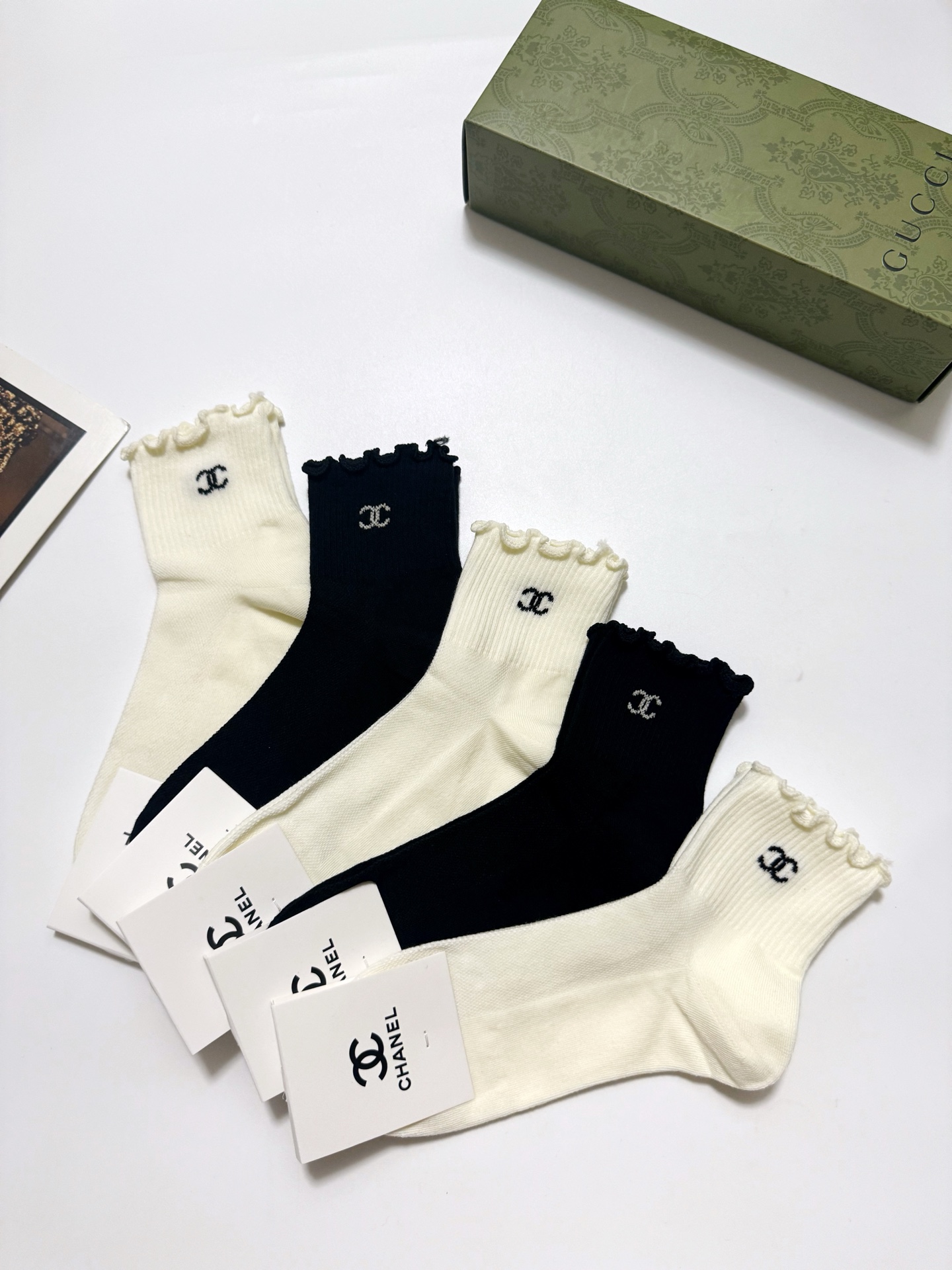  配包装
🌟【一盒5 双】
 🌟Chanel 香奈儿 经典字母logo ins超火爆短筒袜，纯棉面料，潮
