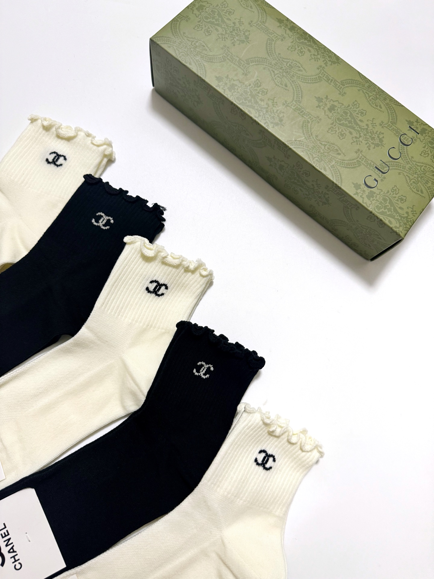  配包装
🌟【一盒5 双】
 🌟Chanel 香奈儿 经典字母logo ins超火爆短筒袜，纯棉面料，潮