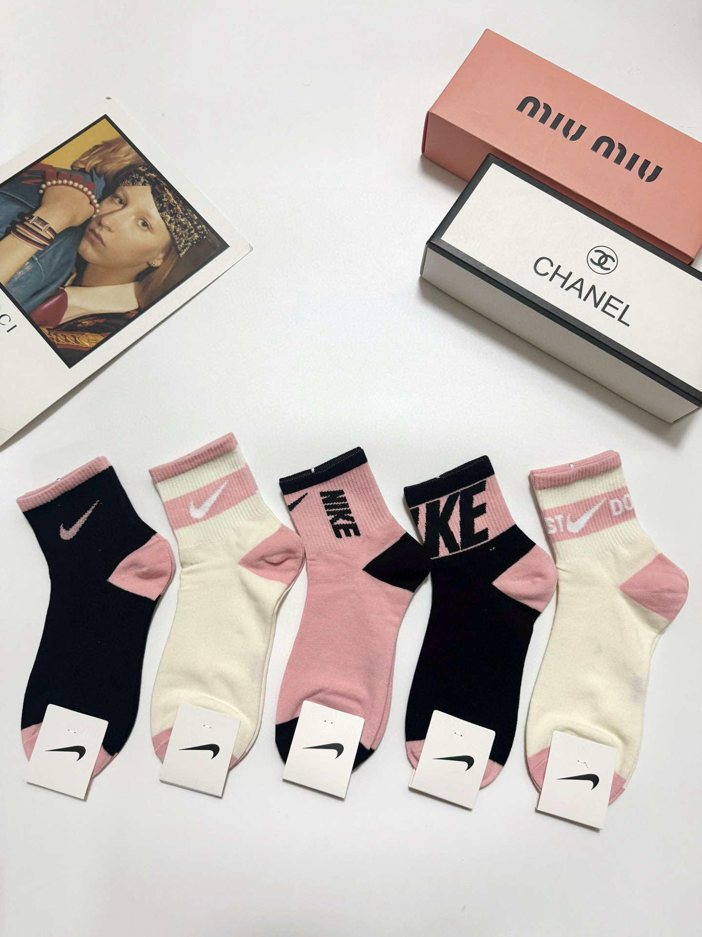  配包装
🌟【一盒5 双】
 🌟Nike 耐克 经典字母logo ins超火爆短筒袜，纯棉面料，潮人必备