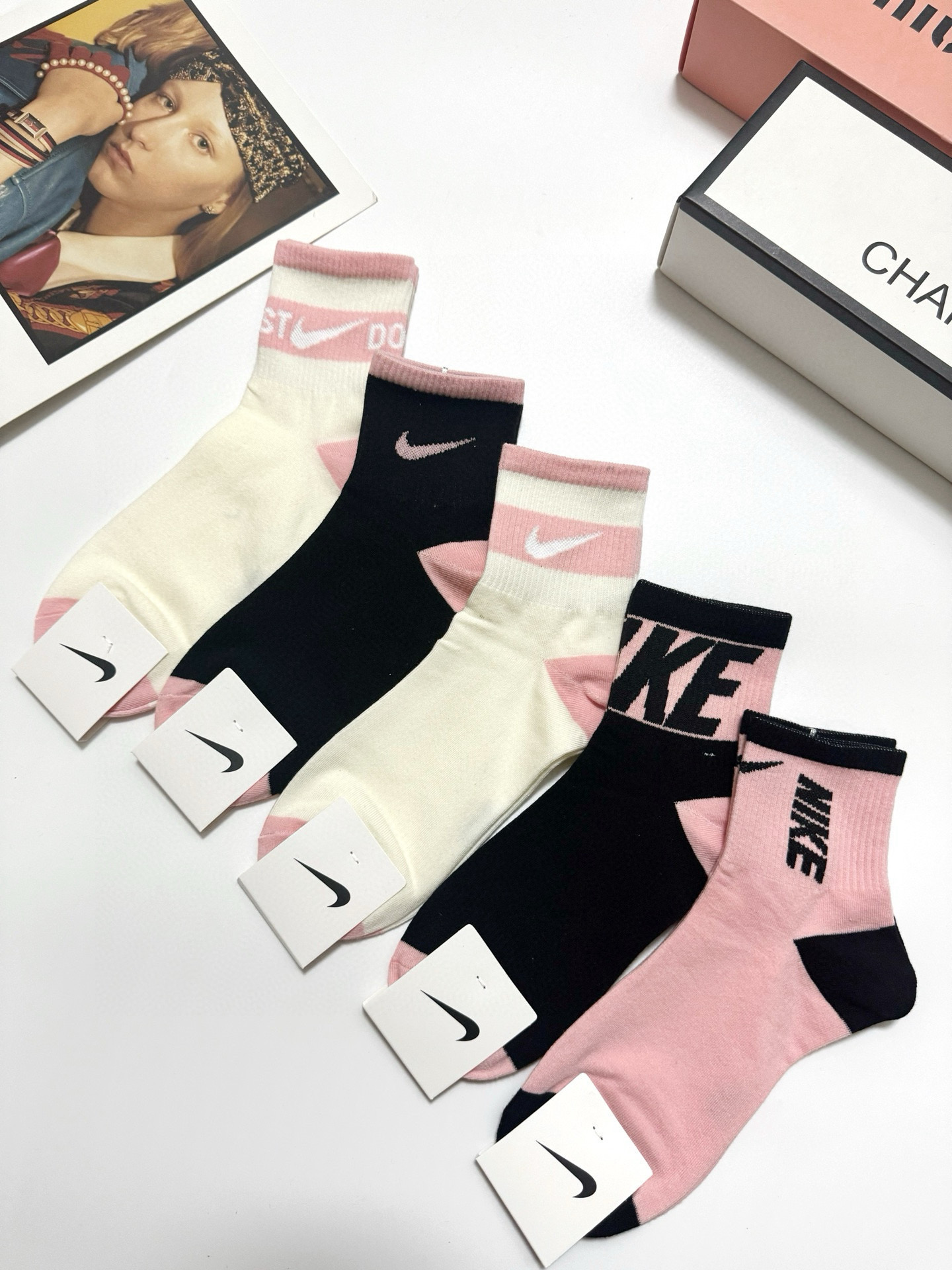  配包装
🌟【一盒5 双】
 🌟Nike 耐克 经典字母logo ins超火爆短筒袜，纯棉面料，潮人必备