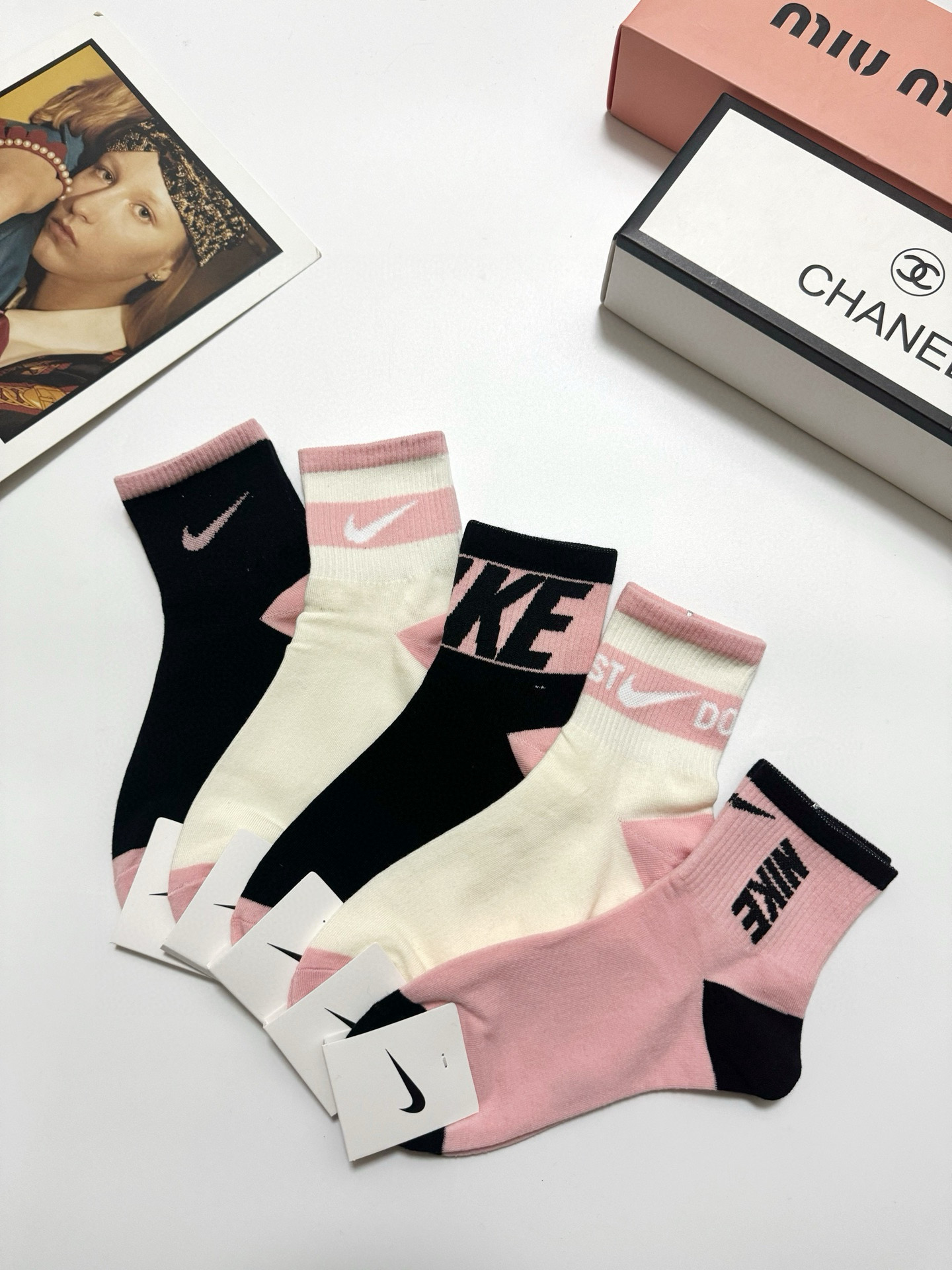 配包装
🌟【一盒5 双】
 🌟Nike 耐克 经典字母logo ins超火爆短筒袜，纯棉面料，潮人必备