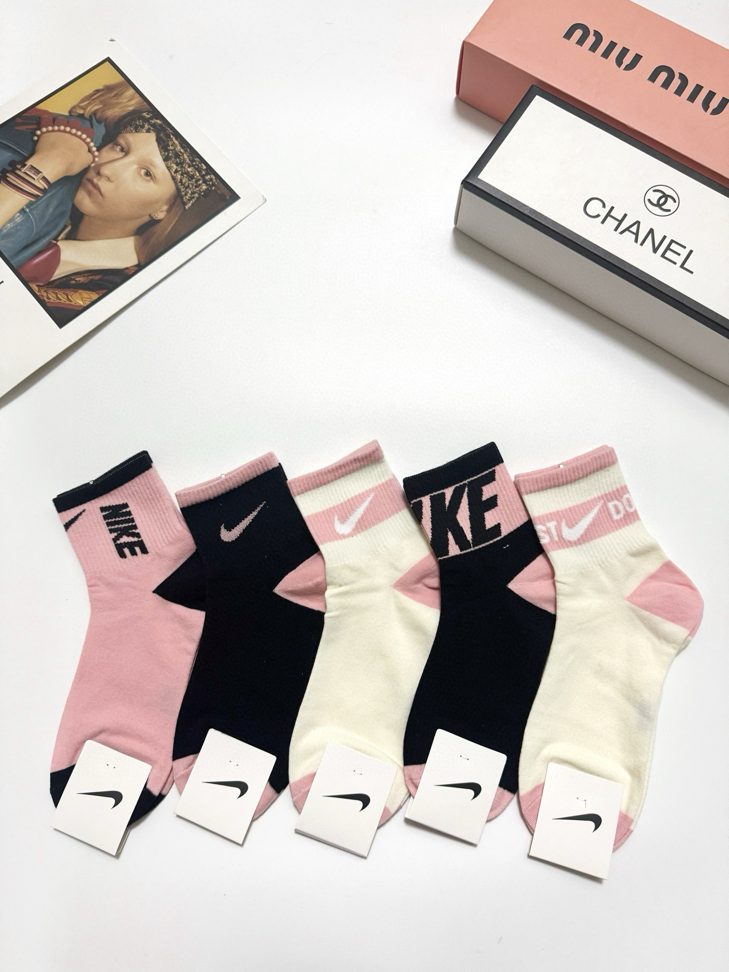  配包装
🌟【一盒5 双】
 🌟Nike 耐克 经典字母logo ins超火爆短筒袜，纯棉面料，潮人必备