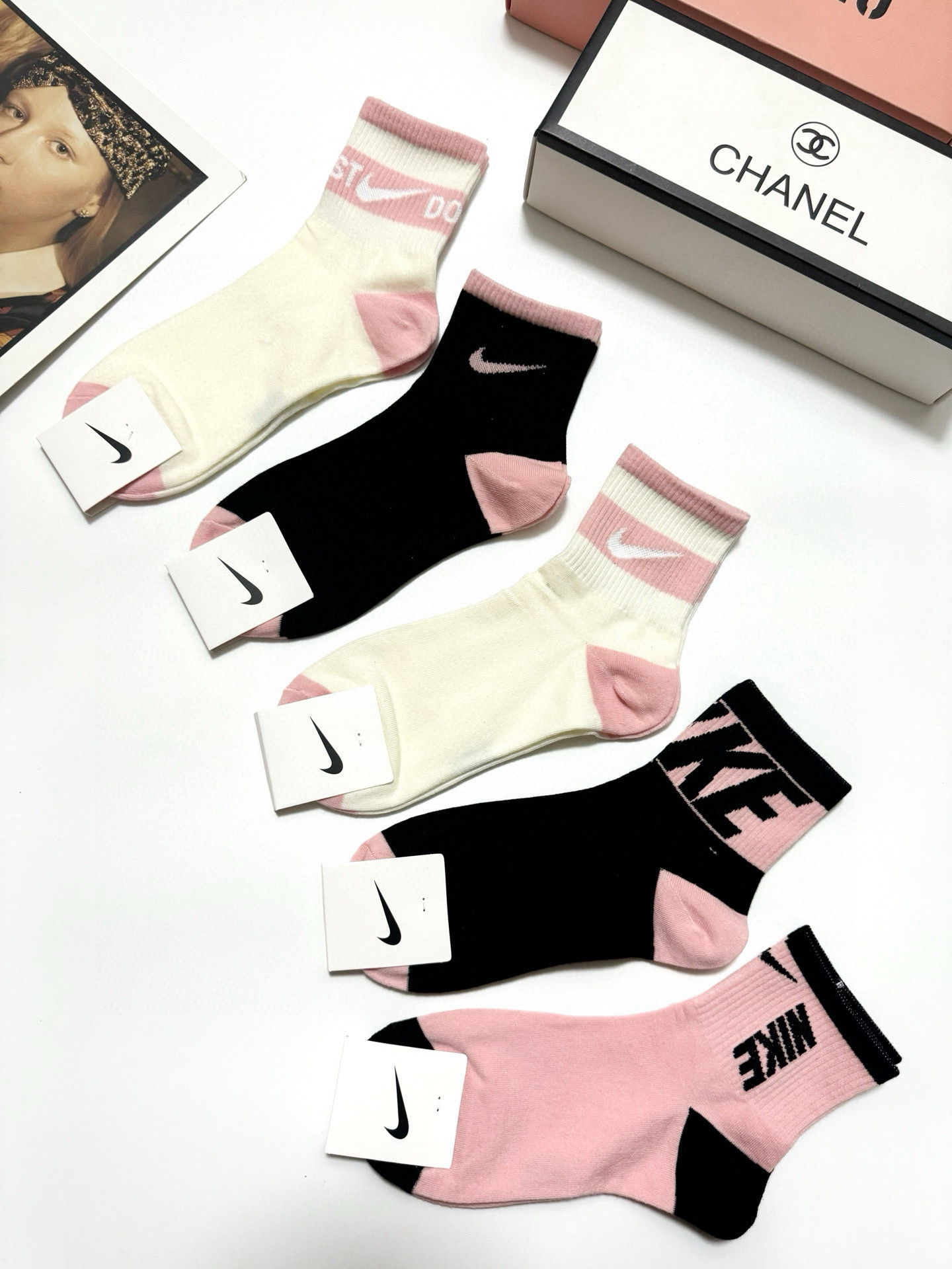  配包装
🌟【一盒5 双】
 🌟Nike 耐克 经典字母logo ins超火爆短筒袜，纯棉面料，潮人必备
