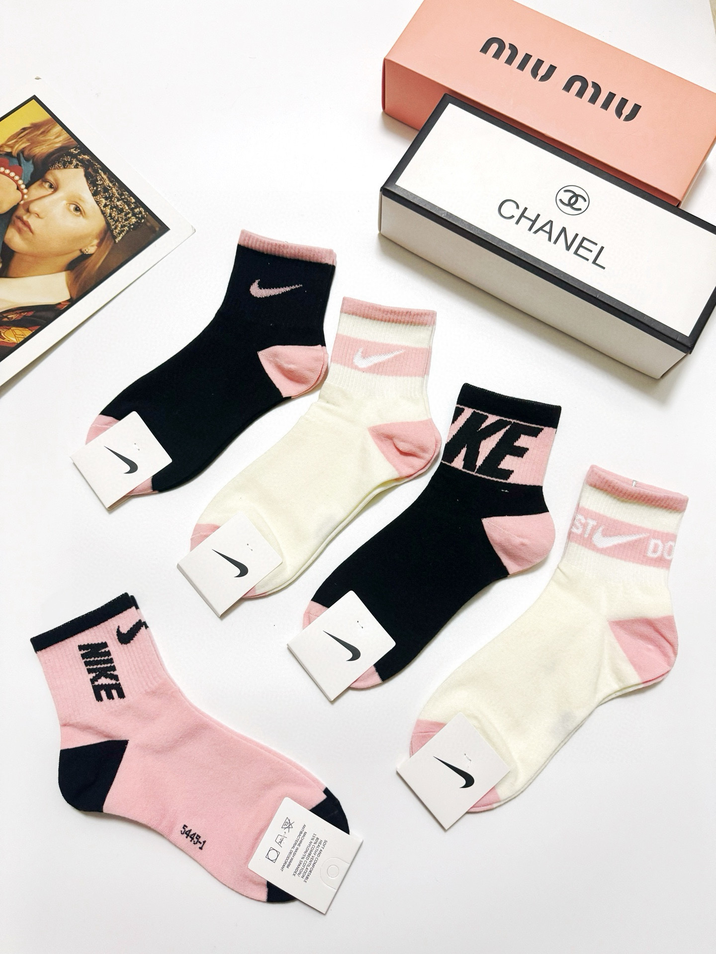  配包装
🌟【一盒5 双】
 🌟Nike 耐克 经典字母logo ins超火爆短筒袜，纯棉面料，潮人必备