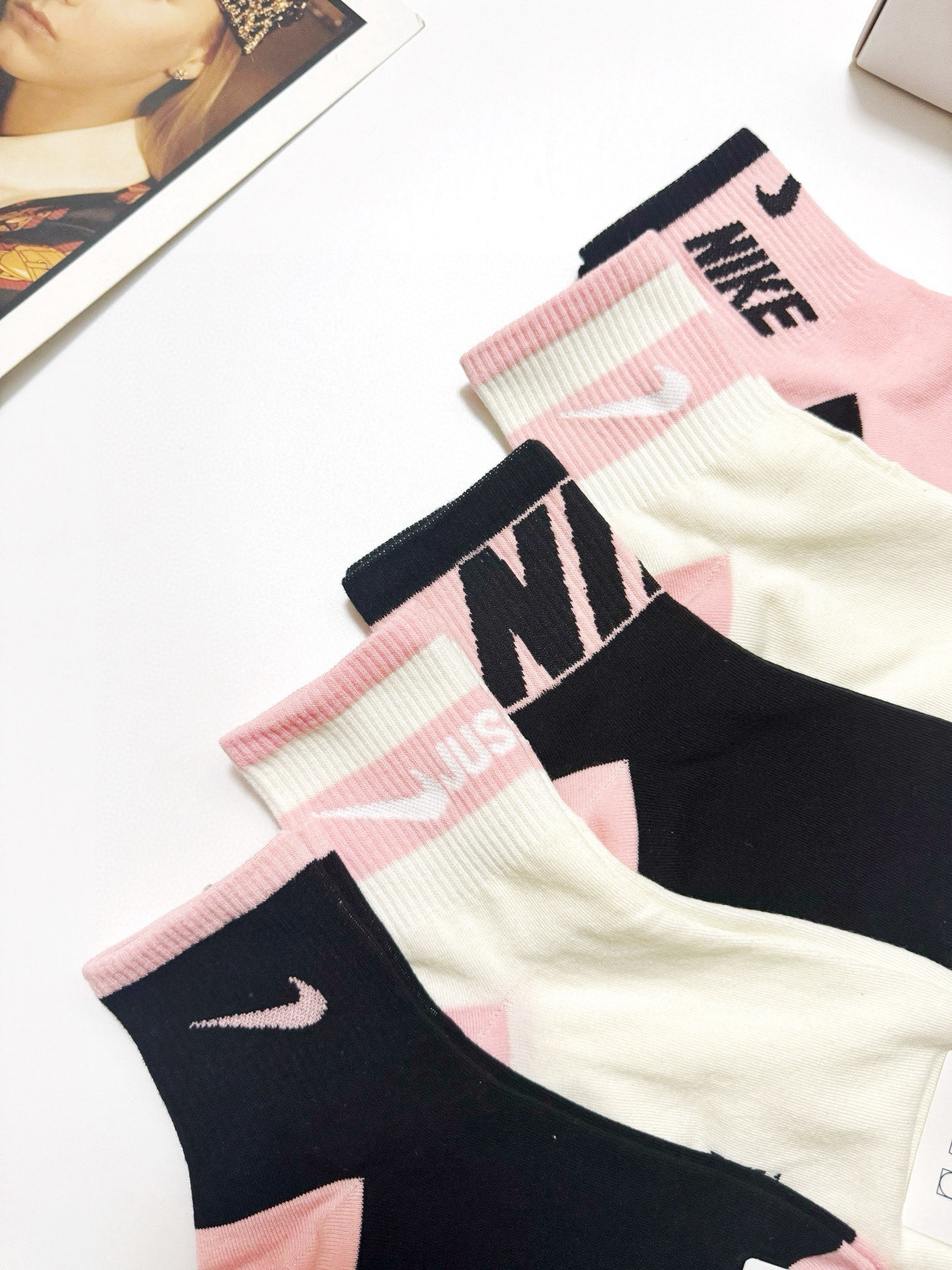  配包装
🌟【一盒5 双】
 🌟Nike 耐克 经典字母logo ins超火爆短筒袜，纯棉面料，潮人必备