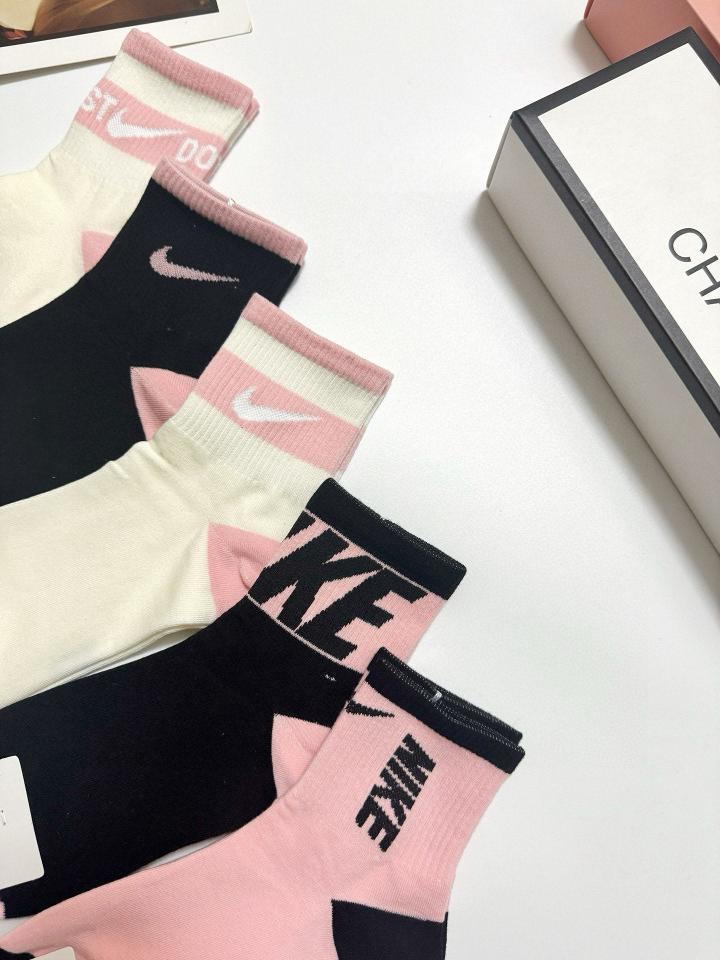  配包装
🌟【一盒5 双】
 🌟Nike 耐克 经典字母logo ins超火爆短筒袜，纯棉面料，潮人必备