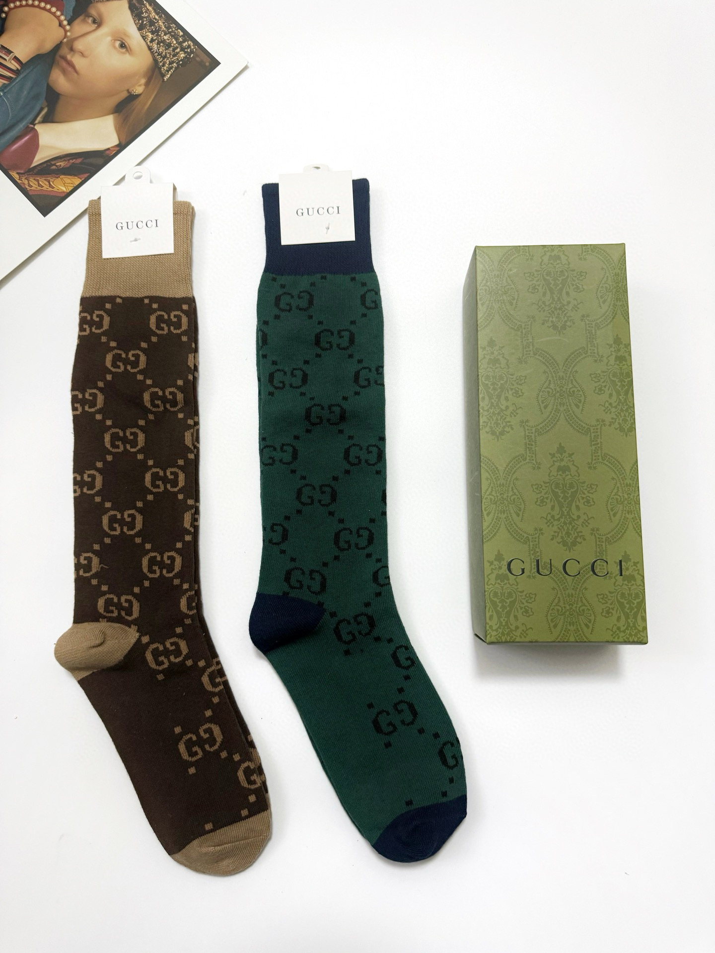  配包装
🌟【一盒2 双】
🌟Gucci  古奇 爆款双G字母 长筒袜 小腿袜
。专柜同步发售ing ，