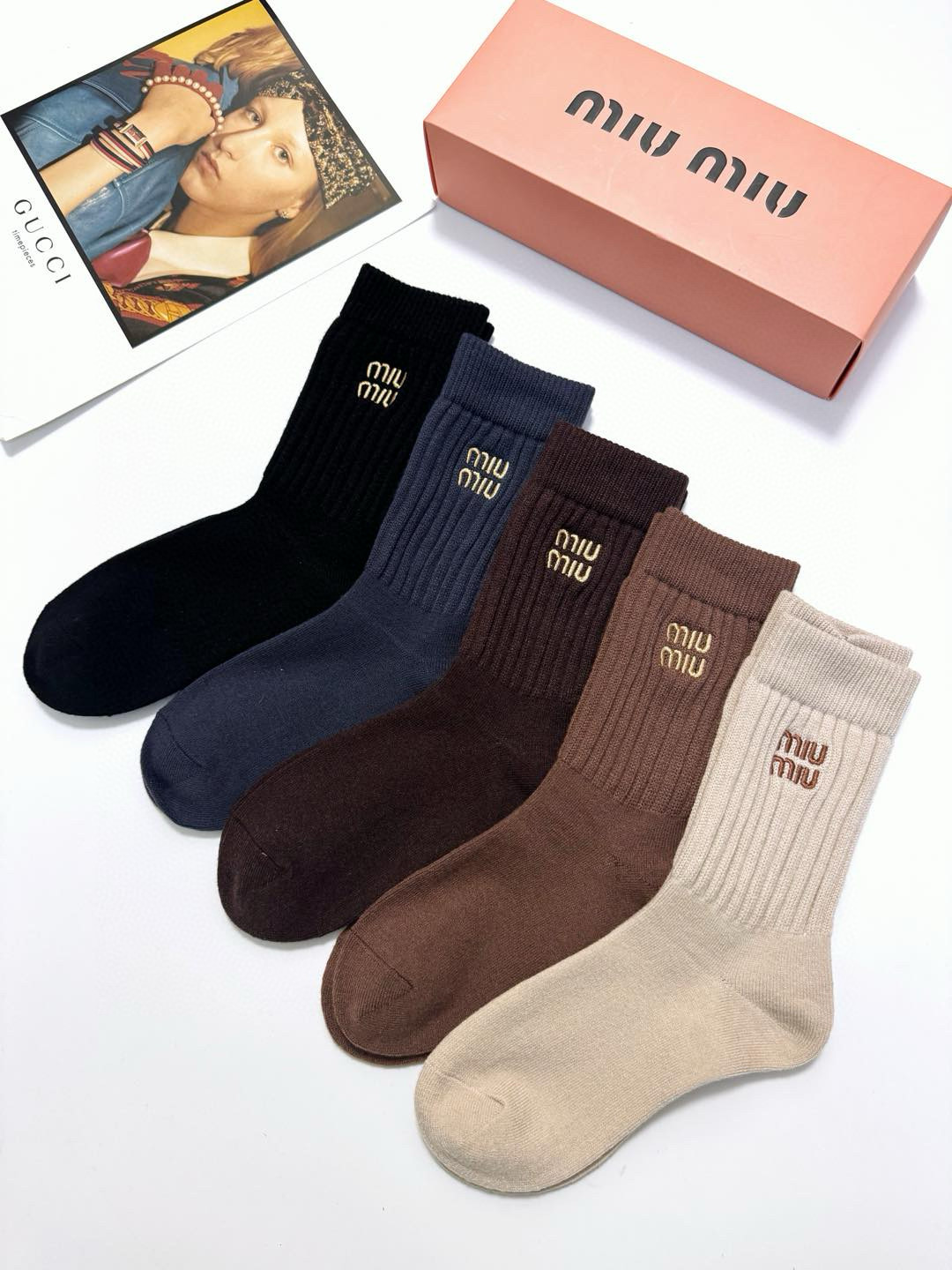  配包装
🌟【一盒5 双】
 🌟缪缪 miumiu 经典刺绣字母logo 羊绒混纺中筒袜   ，软糯亲肤