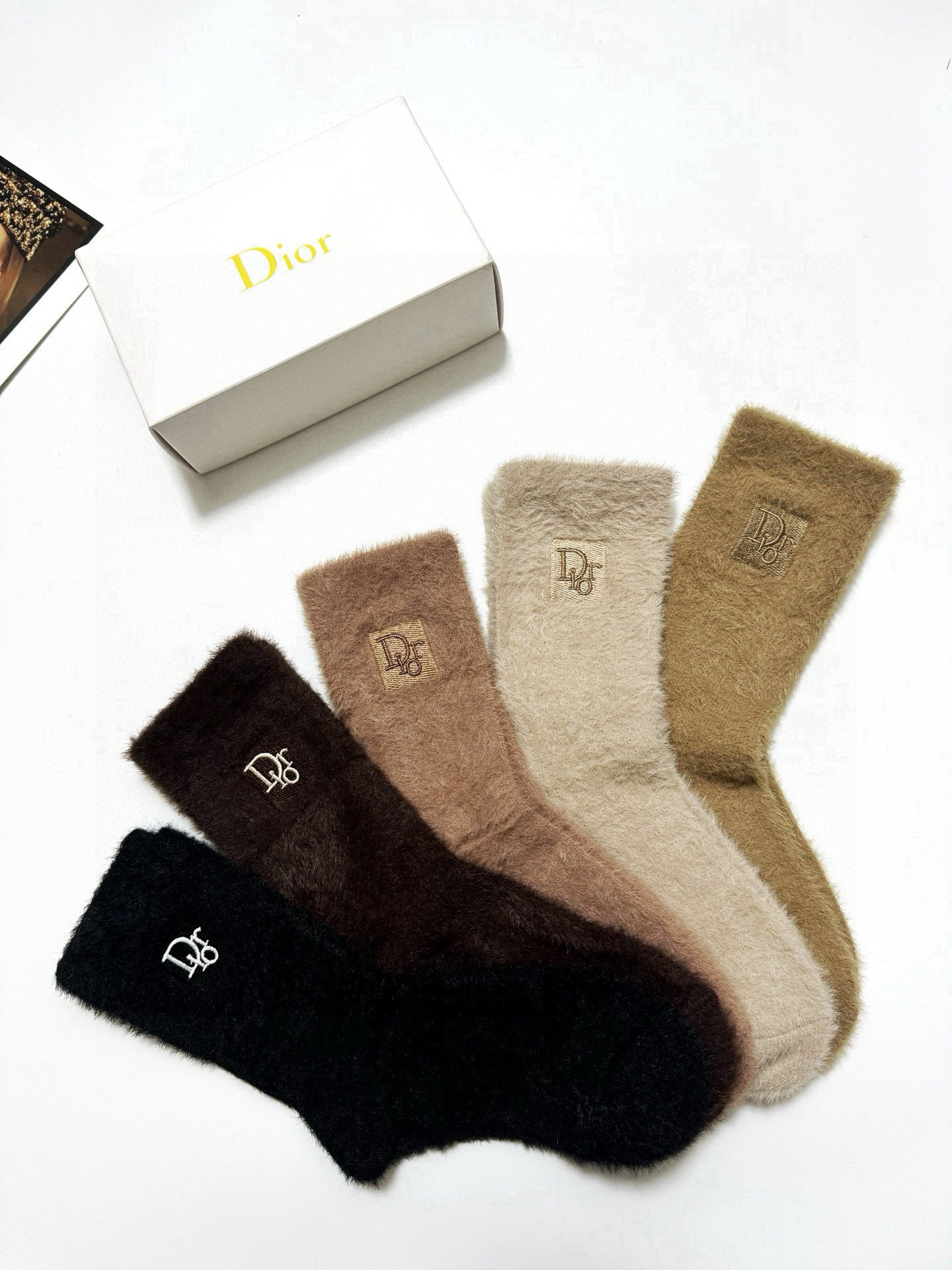  配包装
🌟【一盒5 双】
🌟Dior 迪奥  欧美大牌 经典字母 logo 水貂绒中筒袜  ！超级软糯