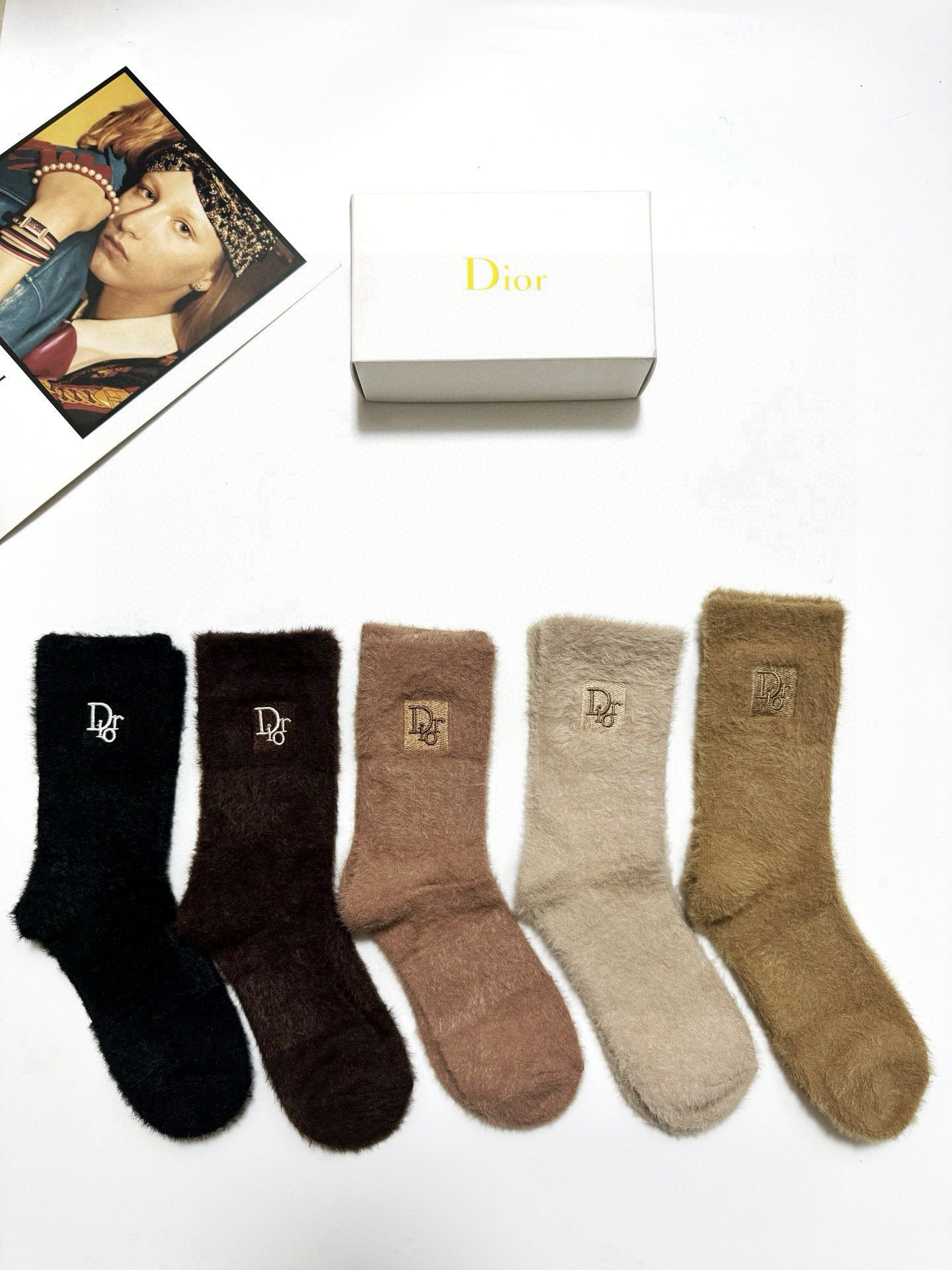  配包装
🌟【一盒5 双】
🌟Dior 迪奥  欧美大牌 经典字母 logo 水貂绒中筒袜  ！超级软糯