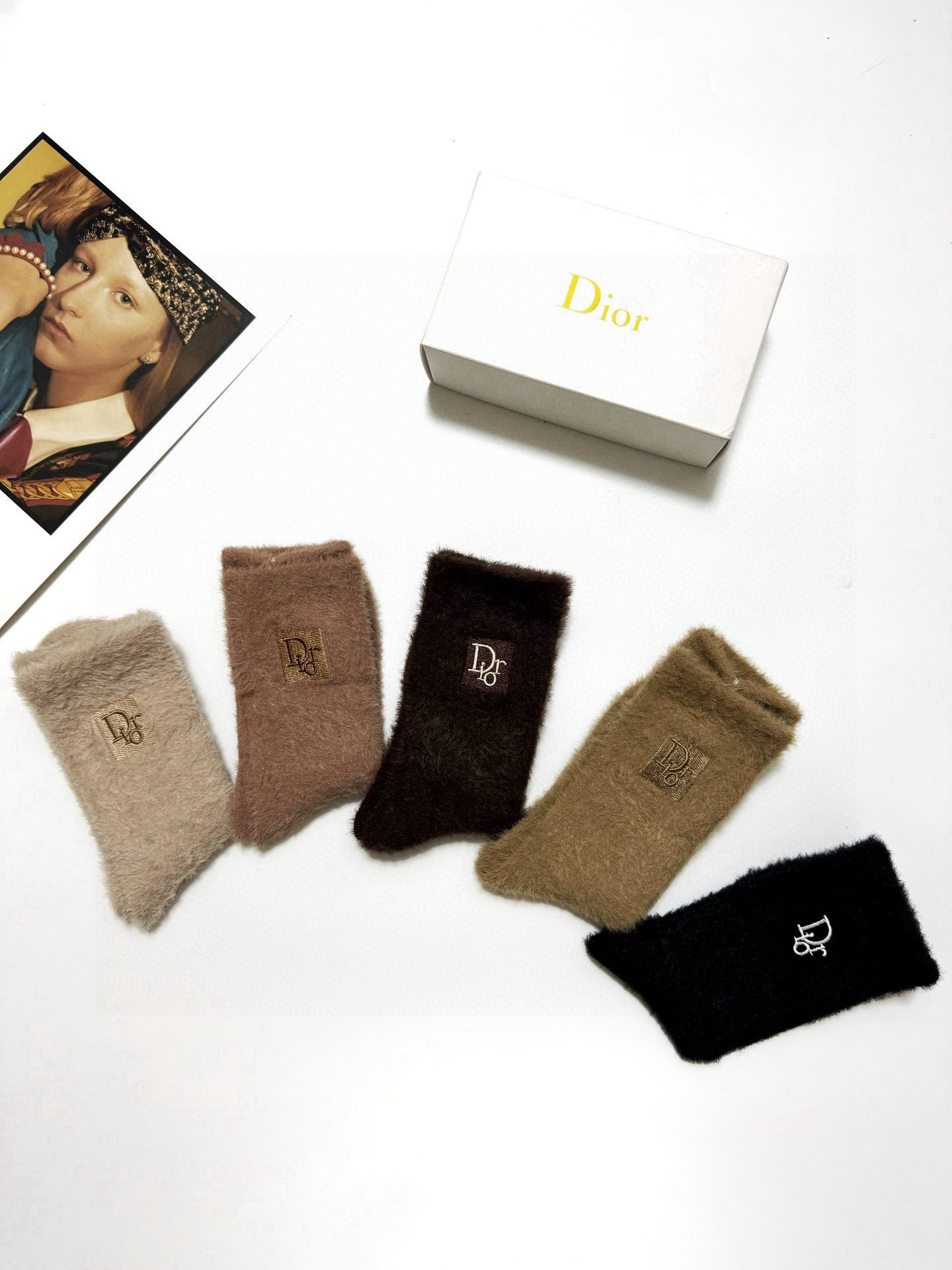  配包装
🌟【一盒5 双】
🌟Dior 迪奥  欧美大牌 经典字母 logo 水貂绒中筒袜  ！超级软糯