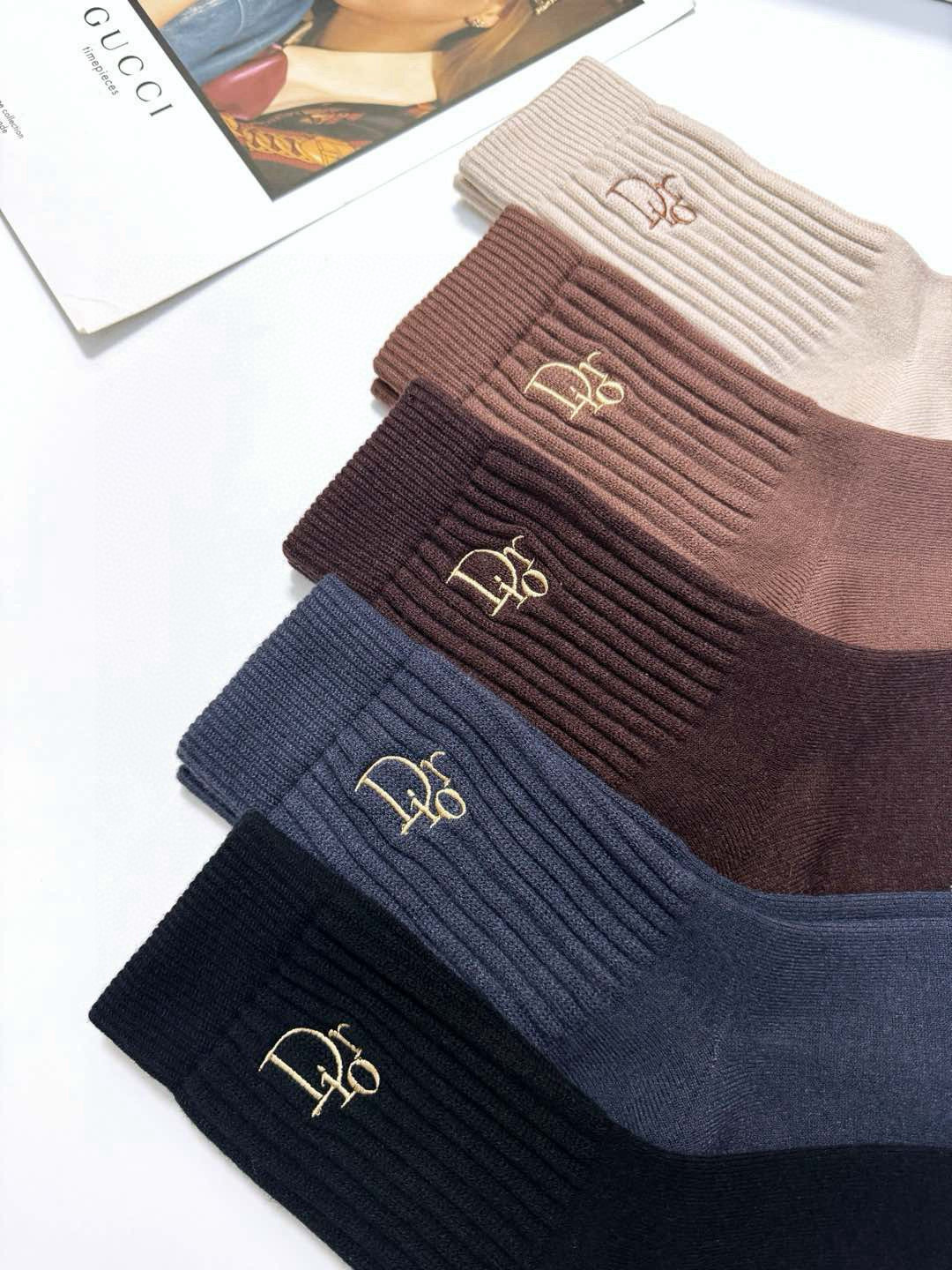  配包装
🌟【一盒5 双】
 🌟 Dior 迪奥 经典刺绣字母logo 羊绒混纺中筒袜   ，软糯亲肤，