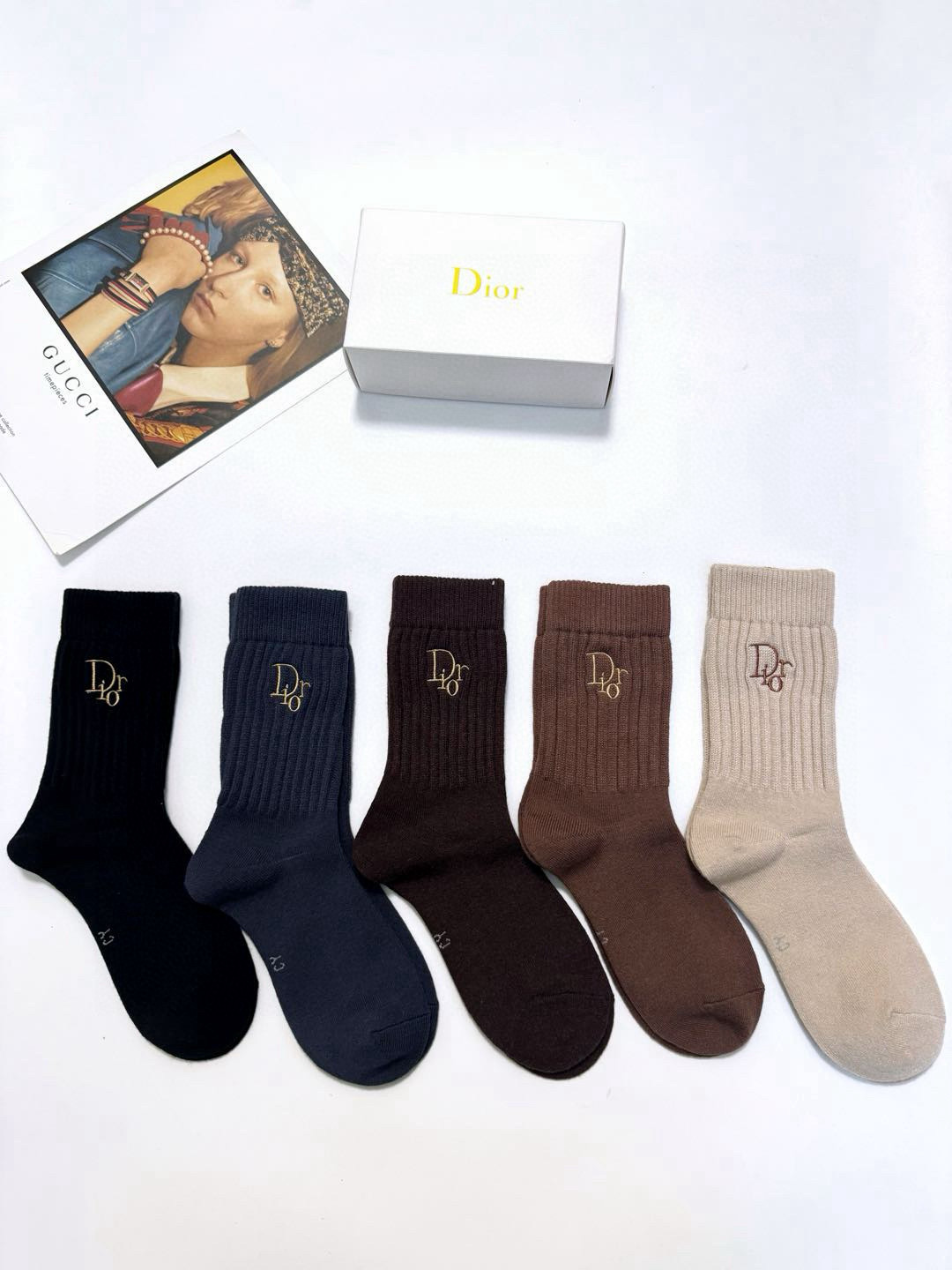  配包装
🌟【一盒5 双】
 🌟 Dior 迪奥 经典刺绣字母logo 羊绒混纺中筒袜   ，软糯亲肤，