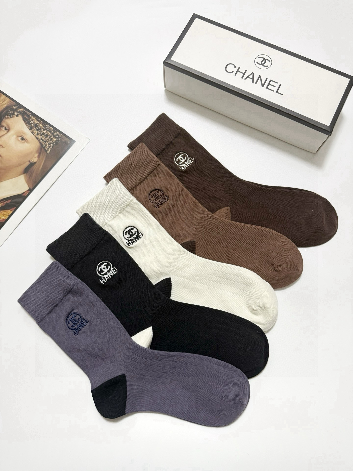    配包装
🌟【一盒5 双】
🌟Chanel 香奈儿 经典字母刺绣 logo纯棉中筒袜  小腿袜
🌟i