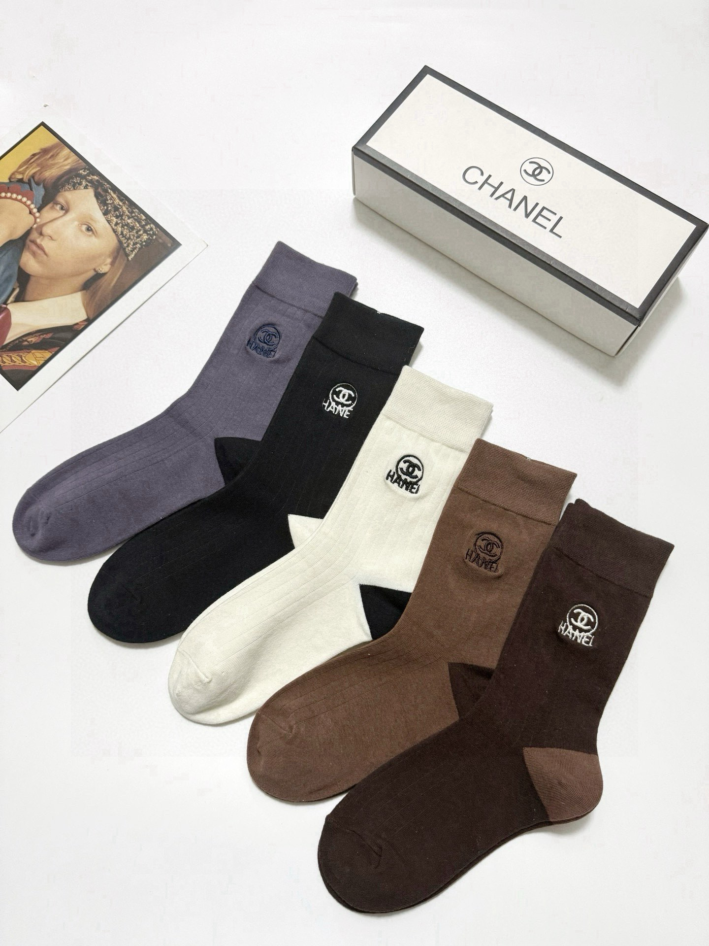    配包装
🌟【一盒5 双】
🌟Chanel 香奈儿 经典字母刺绣 logo纯棉中筒袜  小腿袜
🌟i