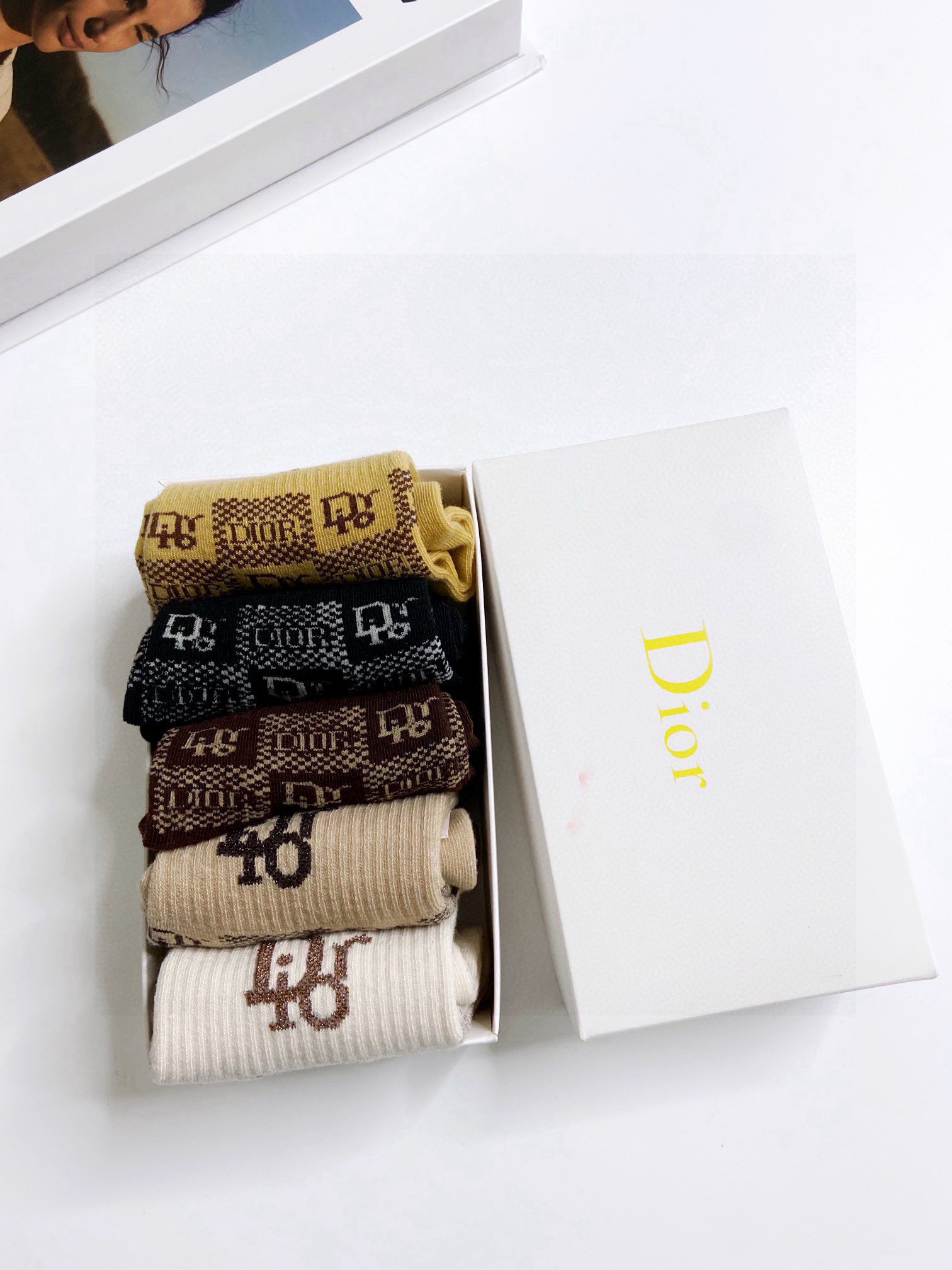  配包装
🌟【一盒5双】
 🌟Dior 迪奥 ins超火爆短袜，纯棉混纺金银丝面料，潮人必备 ，经典字母