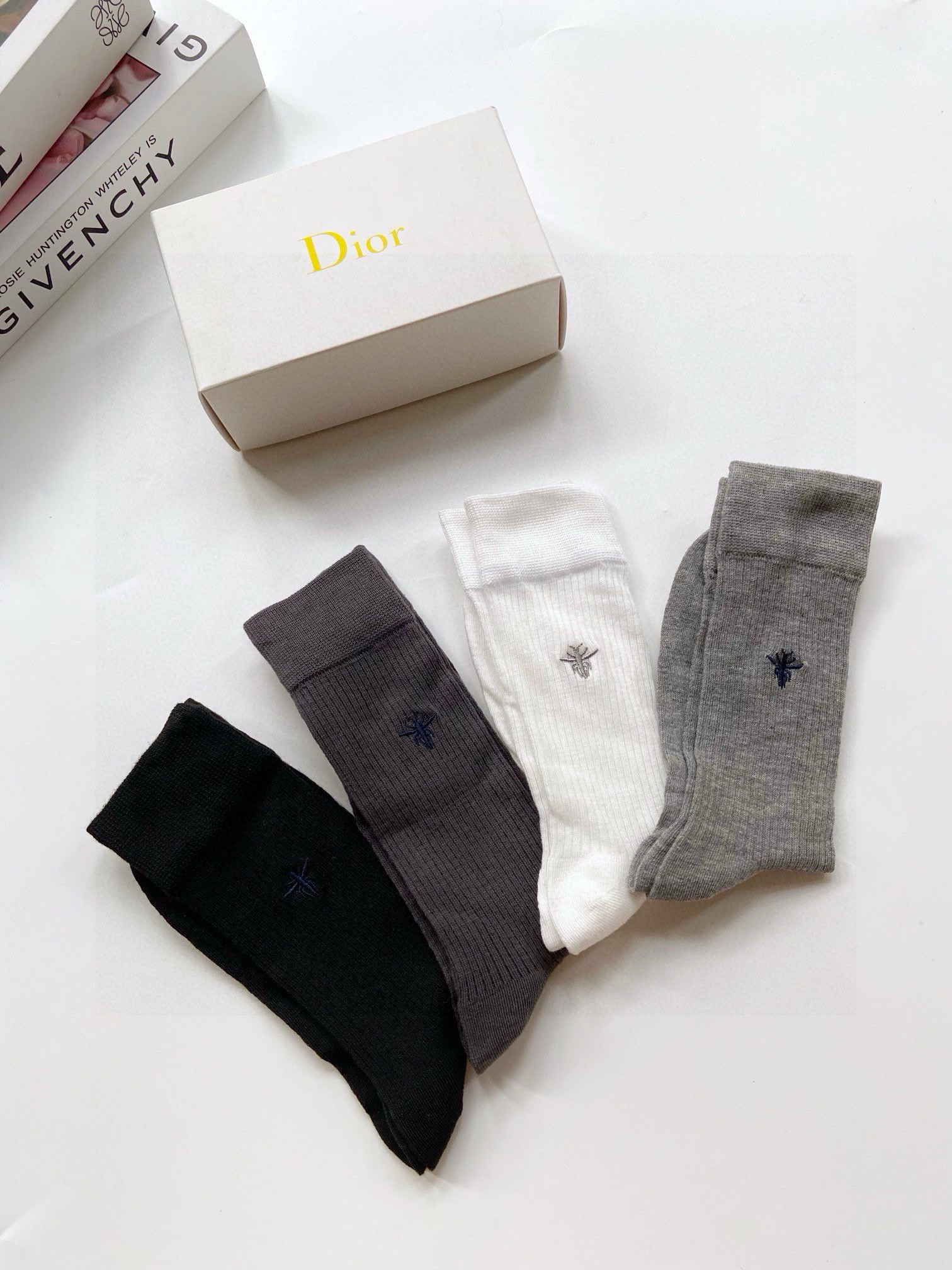 配包装
🌟【一盒4 双】
🌟Dior 迪奥 经典小蜜蜂刺绣logo 中筒袜 小腿袜 
🌟ins爆款！专