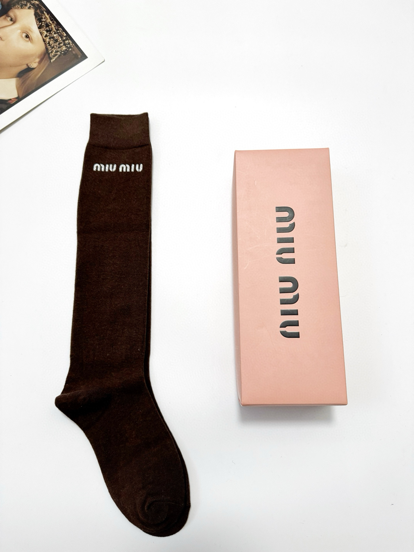  配包装
🌟【一盒一 双】
 🌟缪缪 miumiu 经典字母logo纯棉袜 小腿堆堆袜，ins超火爆红人