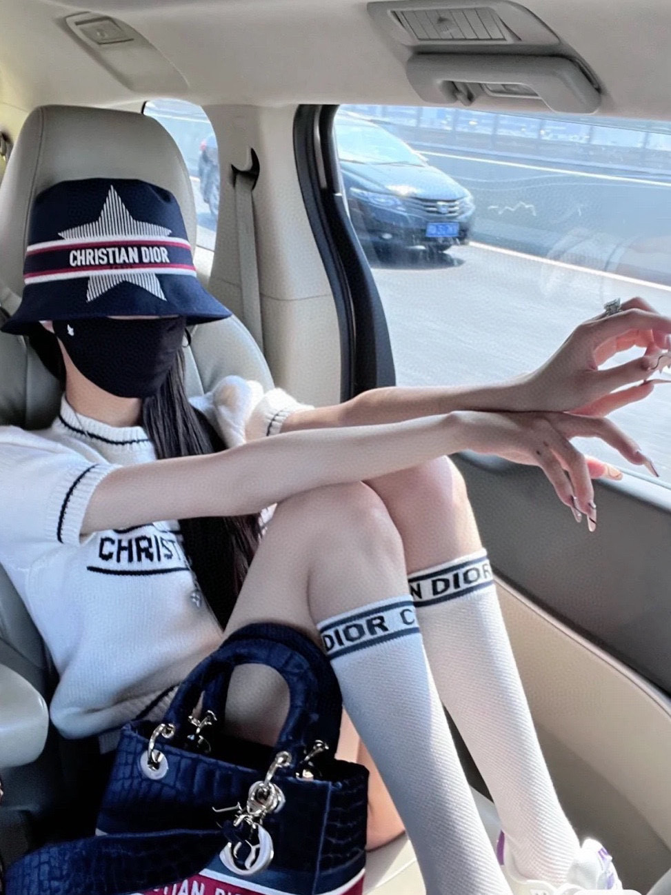  配包装
🌟【一盒2双】
🌟Dior 迪奥 棉混纺网眼中筒袜 小腿袜
🌟ins爆款！专柜在售ing 🌟高