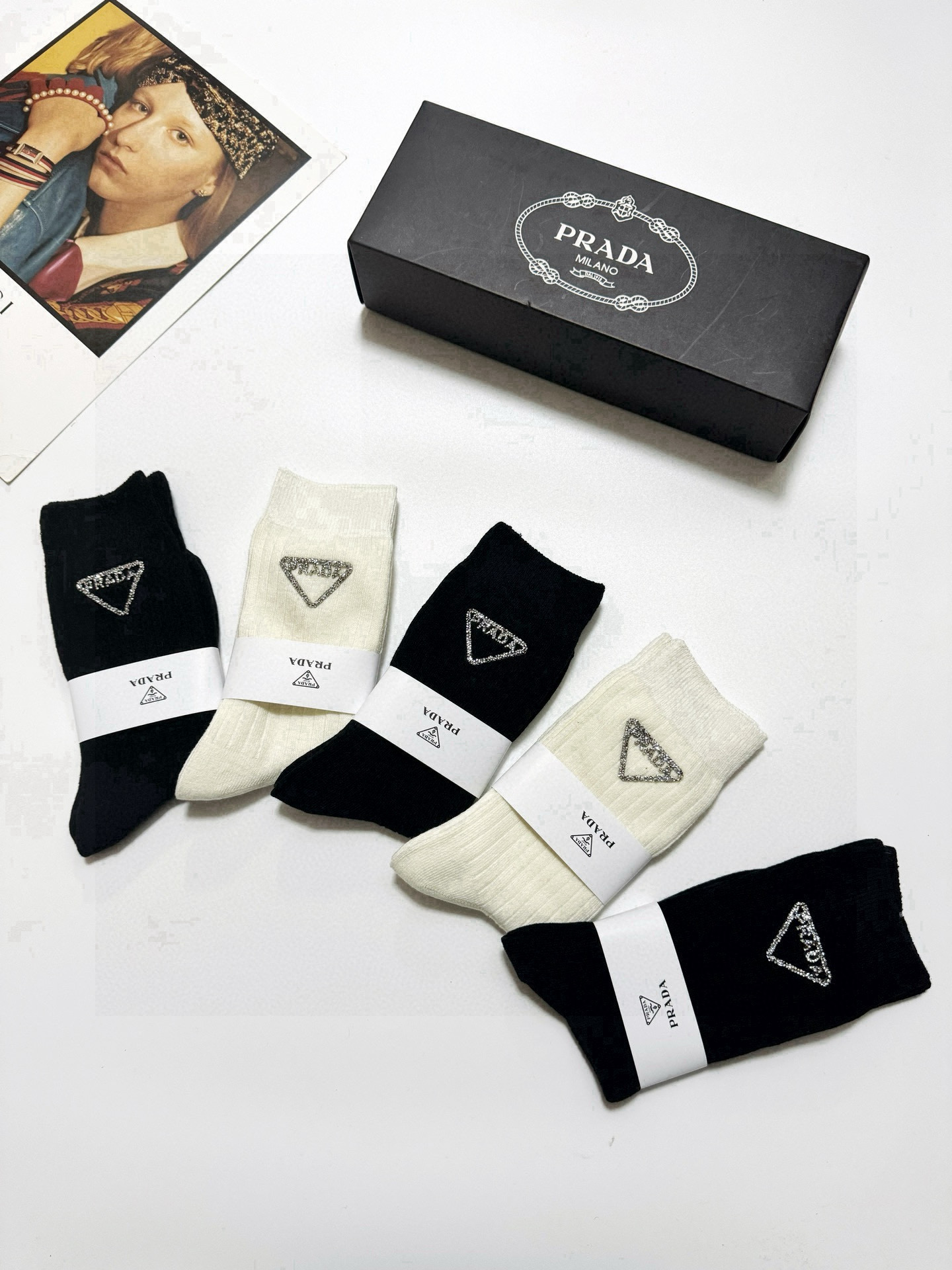  配包装
🌟【一盒5 双】
🌟Prada 普拉达 经典字母 logo双针针织 中筒袜  ！超级软糯亲肤！