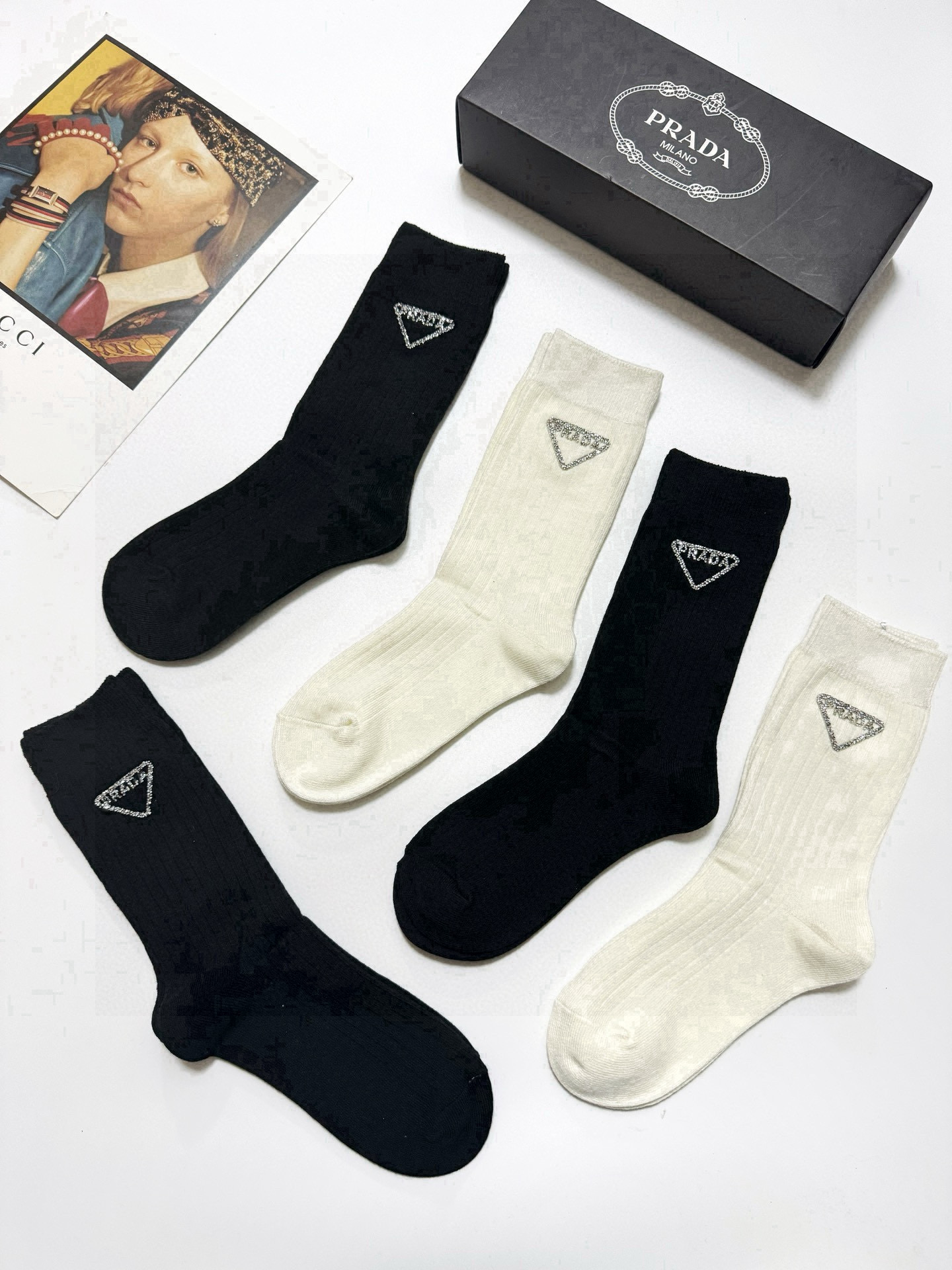  配包装
🌟【一盒5 双】
🌟Prada 普拉达 经典字母 logo双针针织 中筒袜  ！超级软糯亲肤！