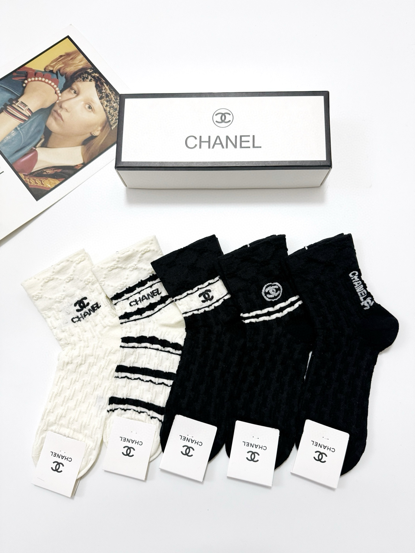 配包装
🌟【一盒5双】
 🌟Chanel 香奈儿 经典浮雕 字母logo 纯棉中筒袜   ，ins超火