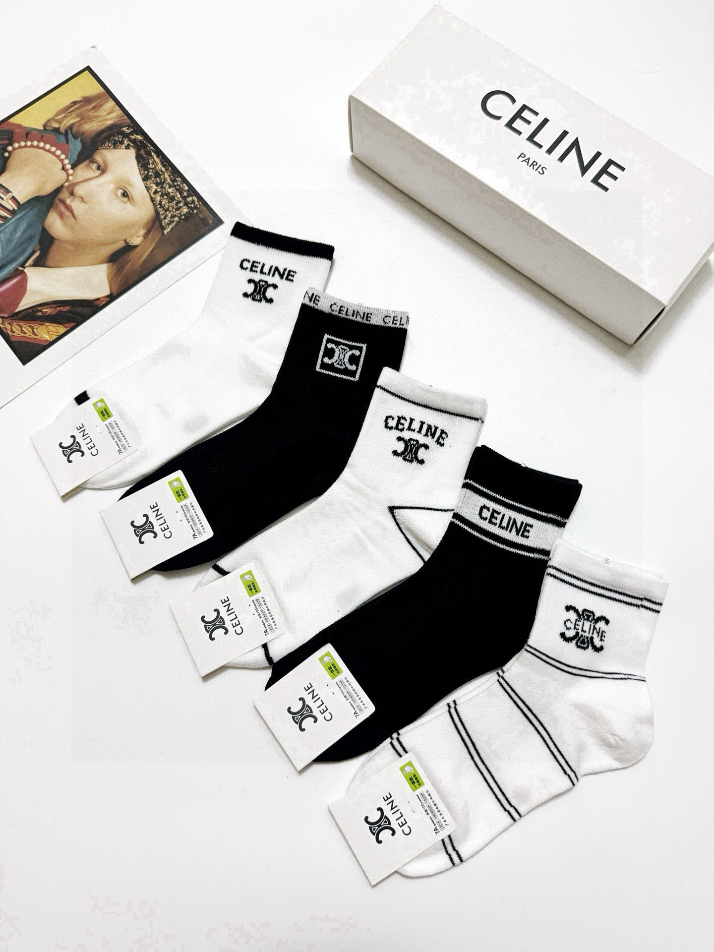  配包装
🌟【一盒5双】
 🌟Celine 赛琳 经典字母logo 纯棉中筒袜   ，ins超火爆短袜，