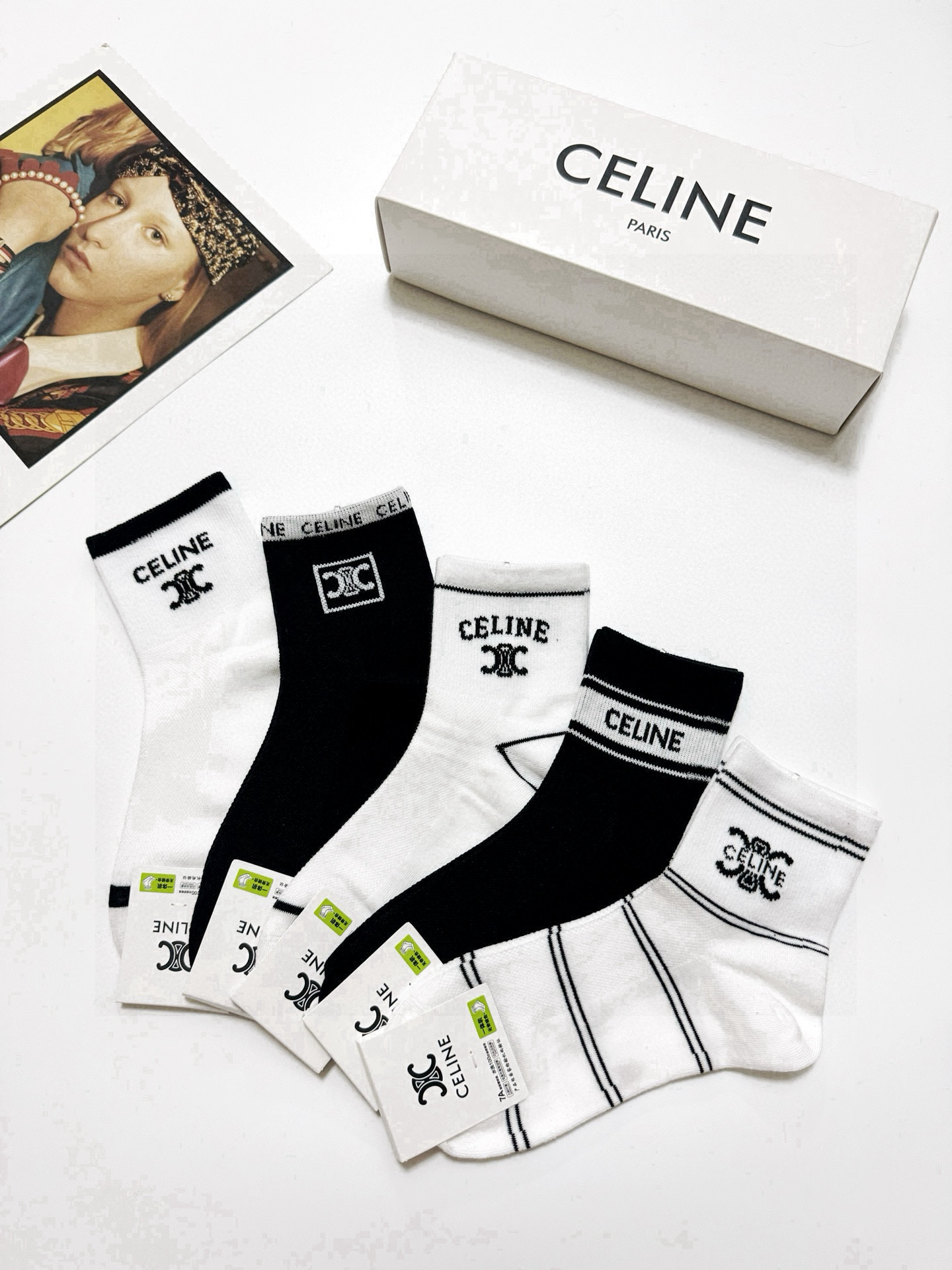  配包装
🌟【一盒5双】
 🌟Celine 赛琳 经典字母logo 纯棉中筒袜   ，ins超火爆短袜，