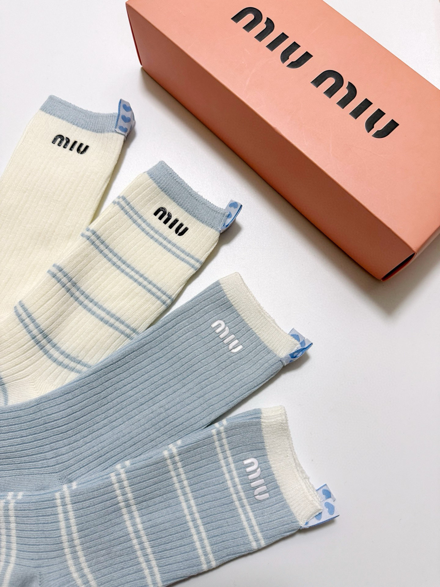  配包装
🌟【一盒4 双】
 🌟缪缪 miumiu 经典字母logo 纯棉中筒袜   ，ins超火爆短袜