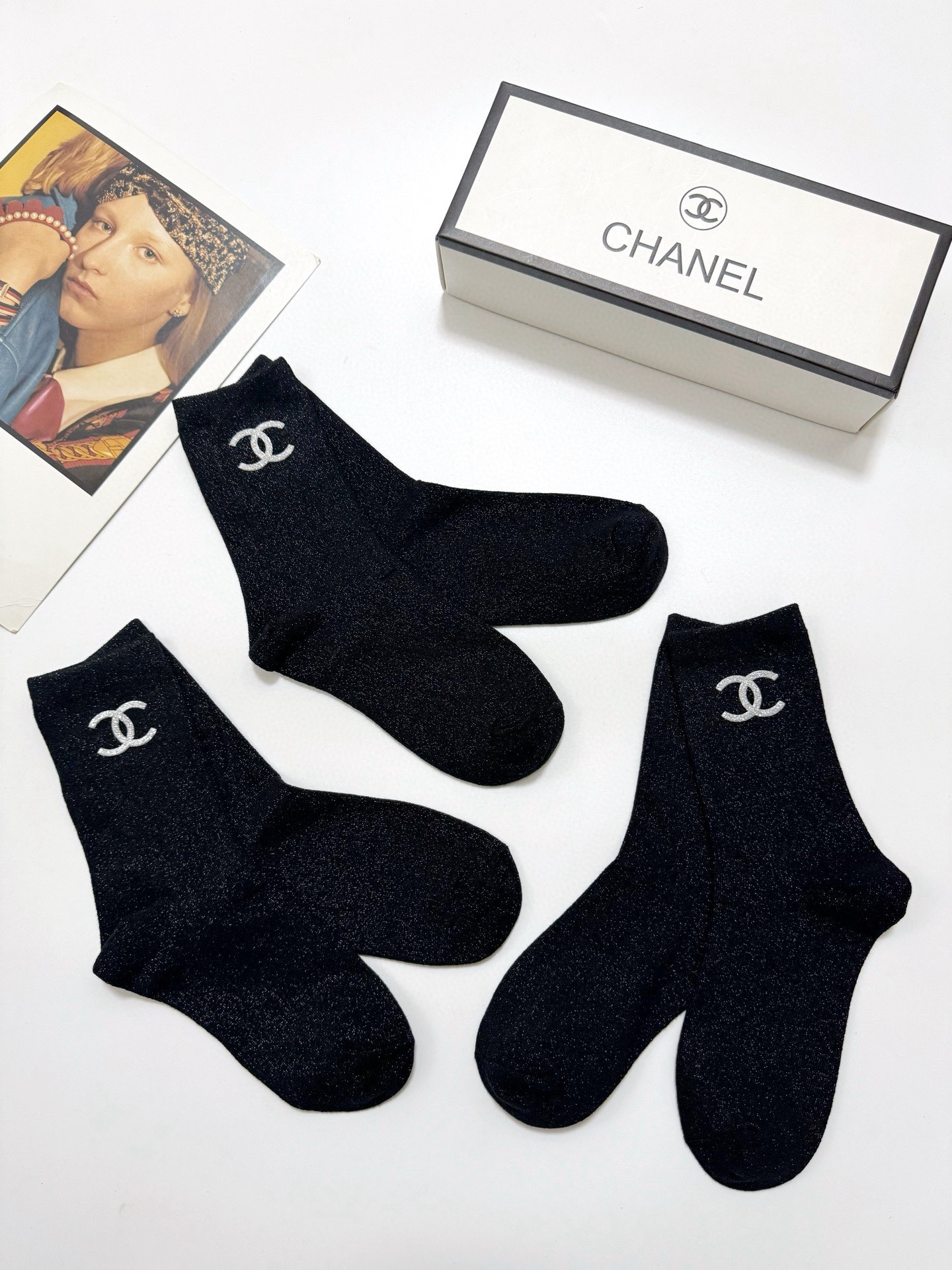  配包装
🌟【一盒3 双】
🌟Chanel 香奈儿 经典字母logo 金银丝混纺纯棉中筒袜  ，重工配饰