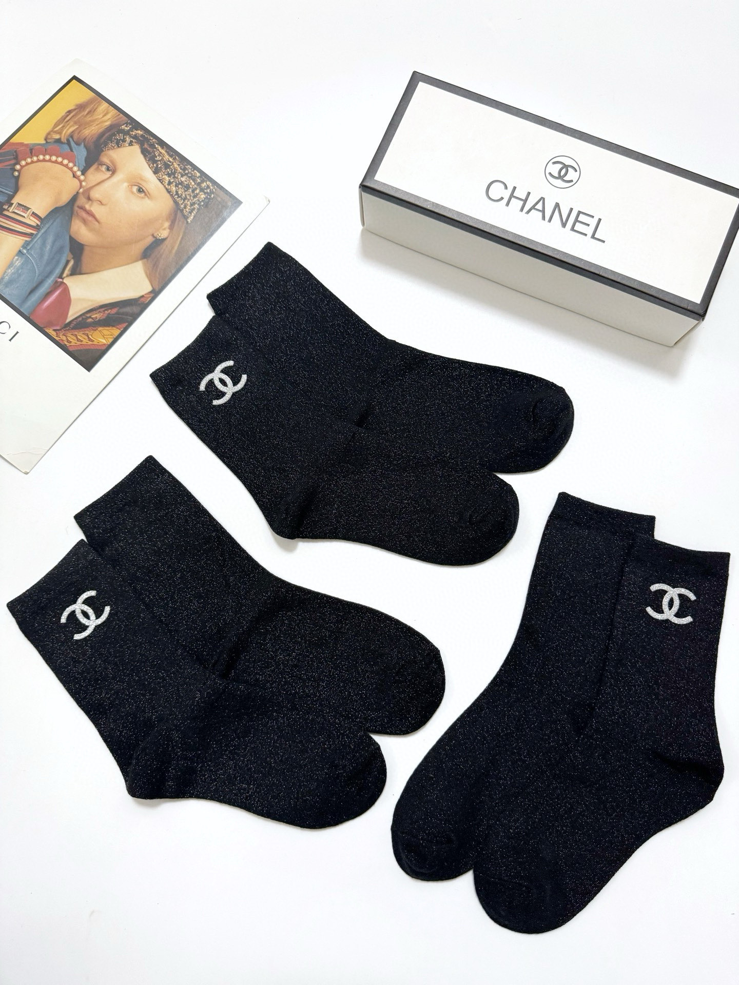  配包装
🌟【一盒3 双】
🌟Chanel 香奈儿 经典字母logo 金银丝混纺纯棉中筒袜  ，重工配饰