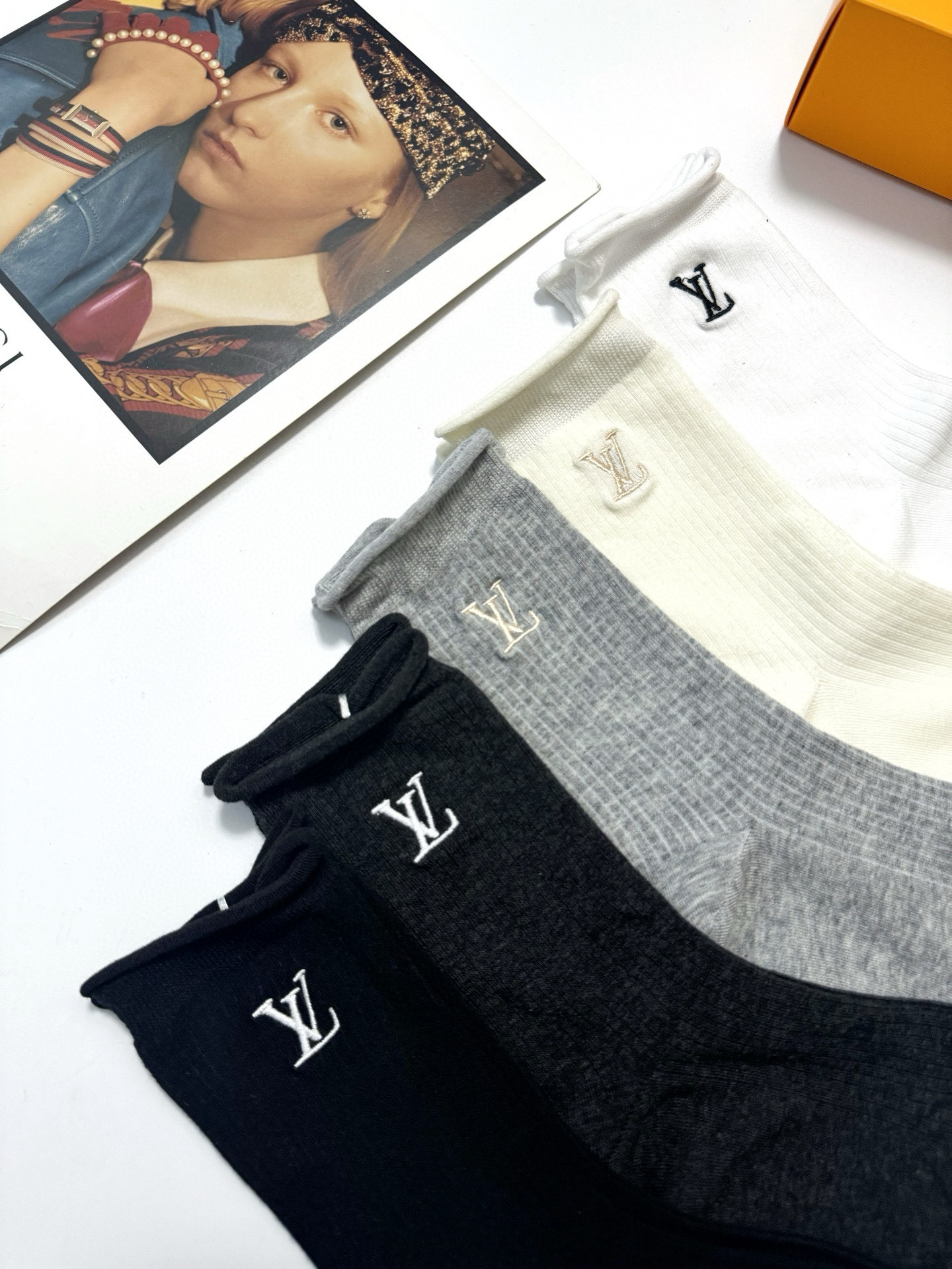  配包装
🌟【一盒5 双】
 🌟LV 路易威登。经典字母logo 纯棉中筒袜 ，ins超火爆空调袜，纯棉