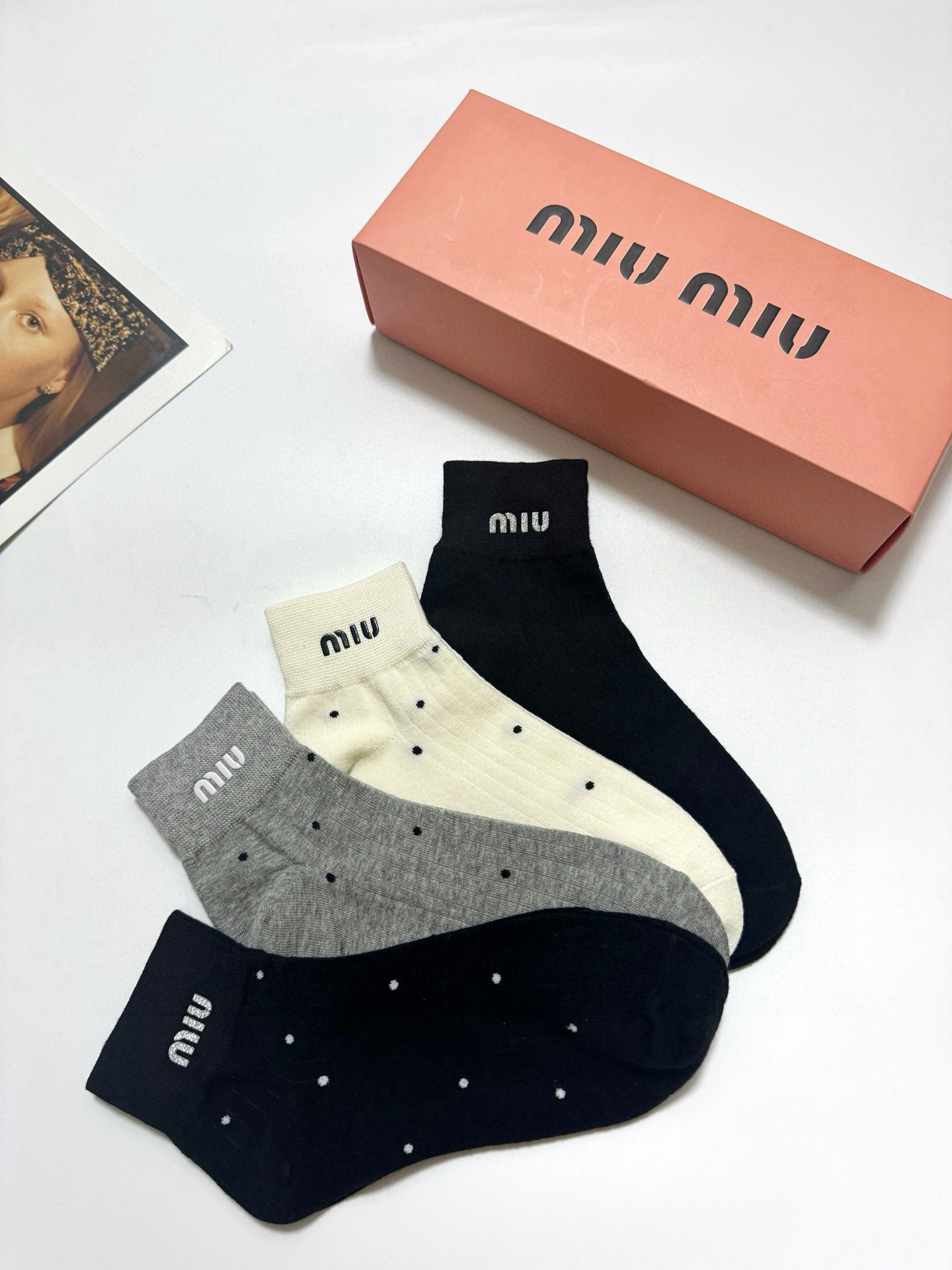  配包装
🌟【一盒4双】
🌟缪缪 miumiu 经典字母logo 纯棉中筒袜 经典纯色短袜
🌟ins爆款