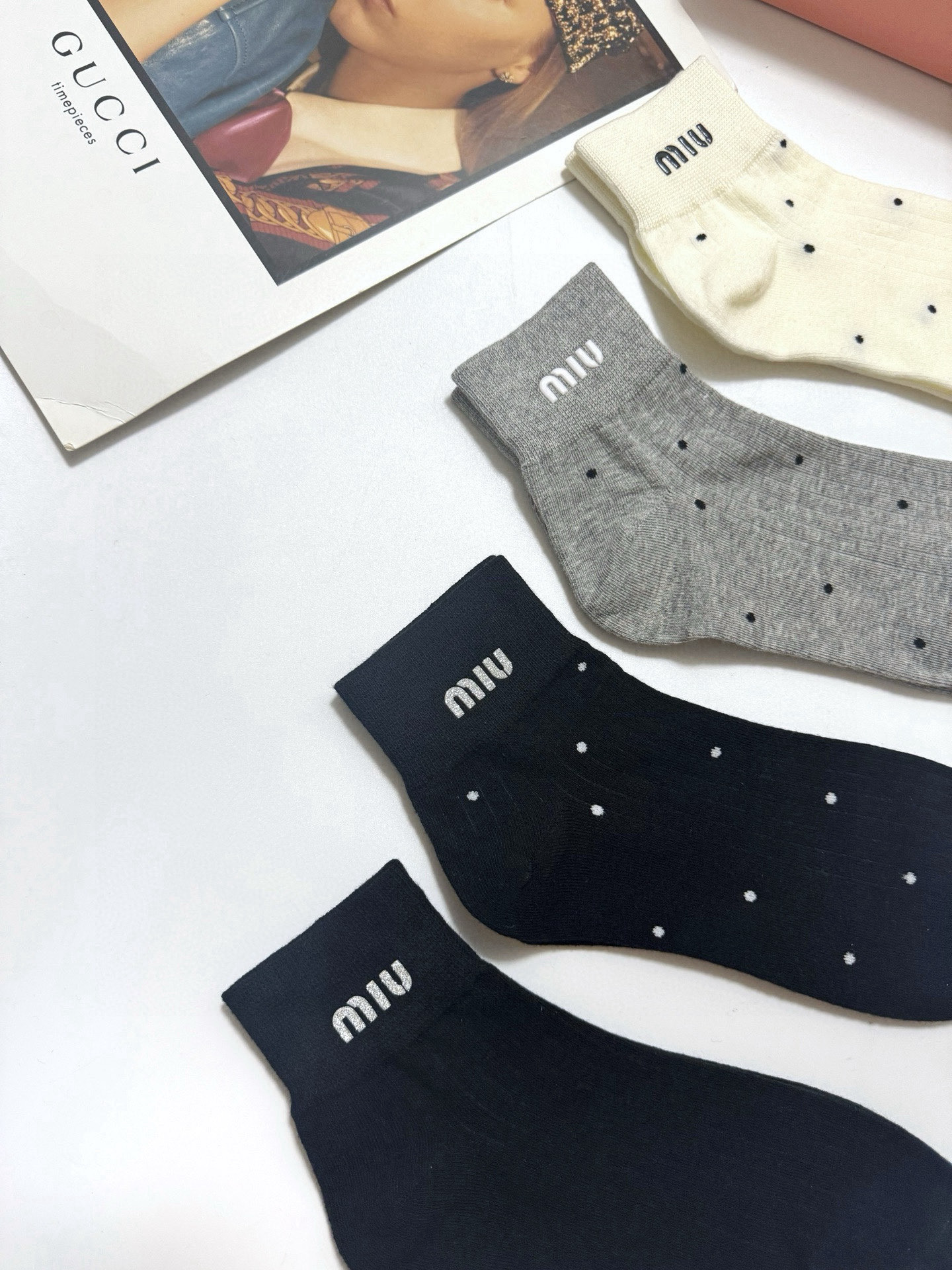  配包装
🌟【一盒4双】
🌟缪缪 miumiu 经典字母logo 纯棉中筒袜 经典纯色短袜
🌟ins爆款