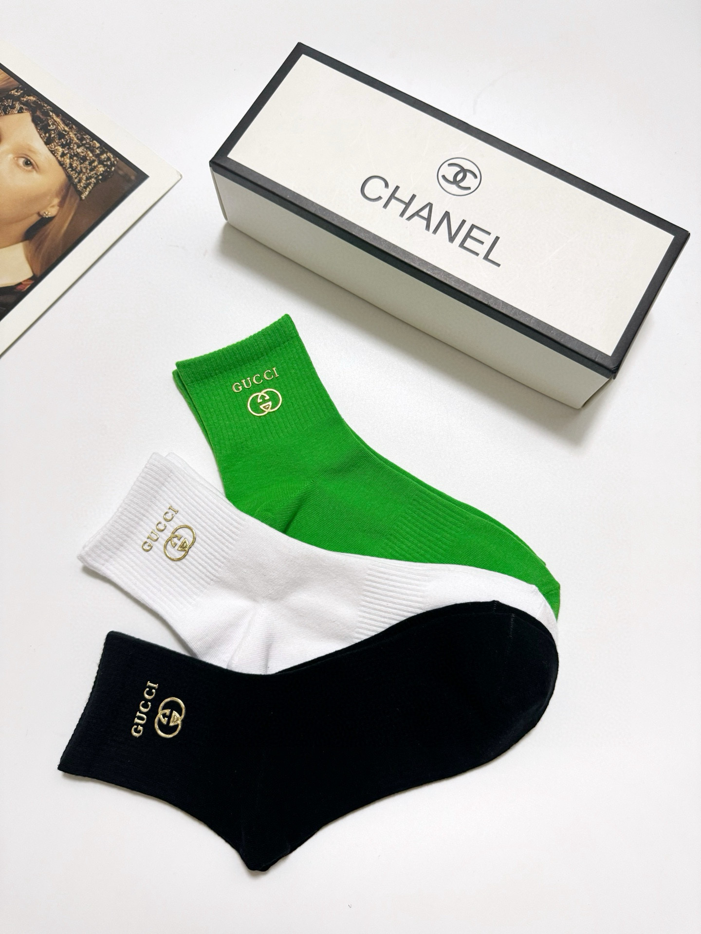  配包装
🌟【一盒3 双】
 🌟Gucci 古琦经典字母logo纯棉 中筒袜  ins超火爆红人同款，精