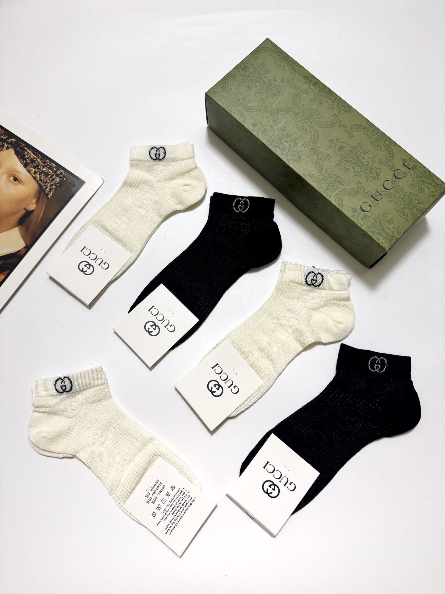  配包装
🌟【一盒5双】
 🌟Gucci 古琦 经典字母logo 纯棉船袜   ，ins超火爆镂空短袜，