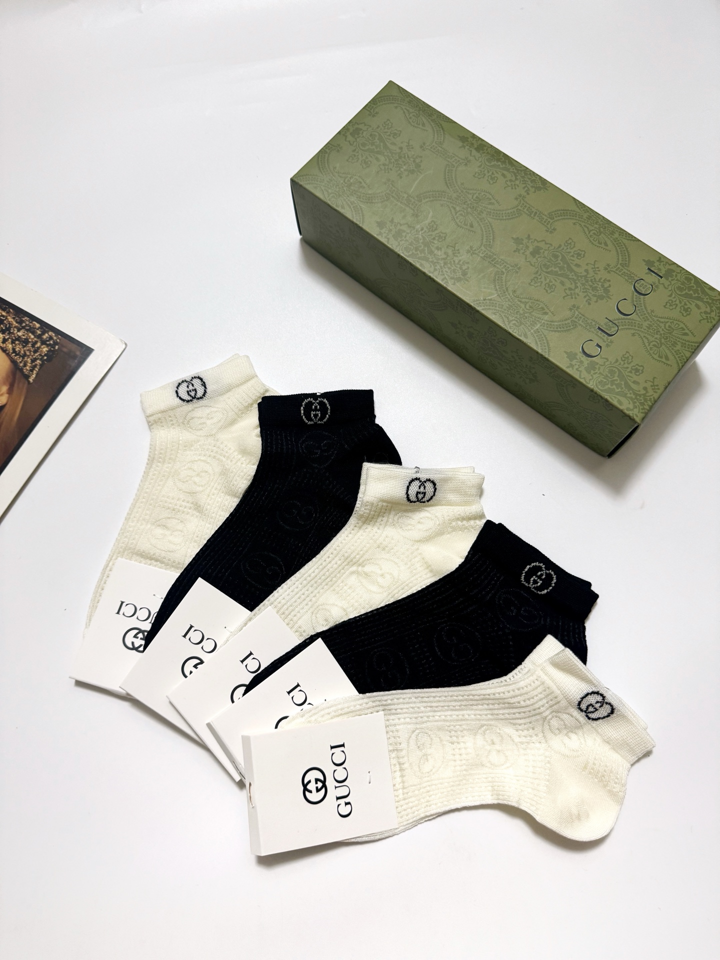  配包装
🌟【一盒5双】
 🌟Gucci 古琦 经典字母logo 纯棉船袜   ，ins超火爆镂空短袜，