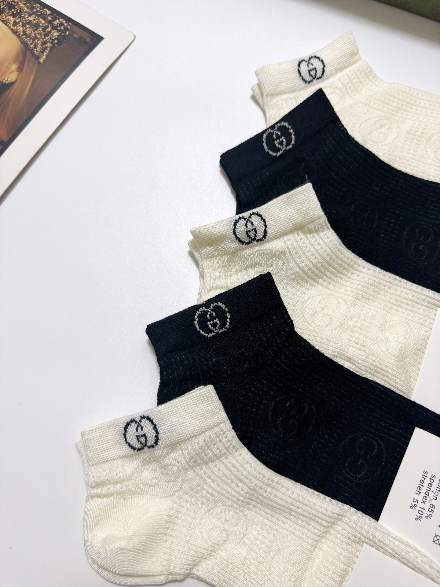  配包装
🌟【一盒5双】
 🌟Gucci 古琦 经典字母logo 纯棉船袜   ，ins超火爆镂空短袜，