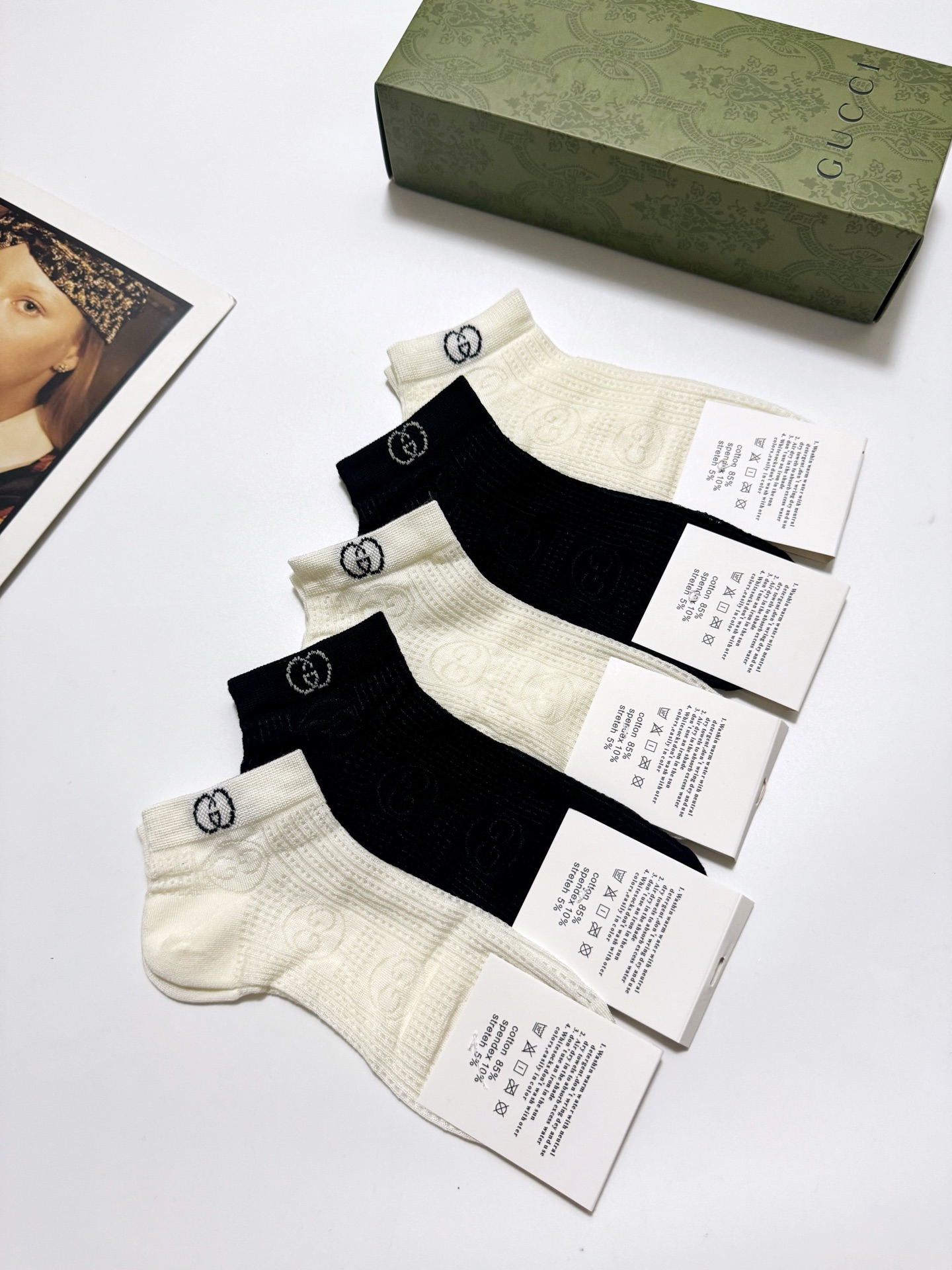  配包装
🌟【一盒5双】
 🌟Gucci 古琦 经典字母logo 纯棉船袜   ，ins超火爆镂空短袜，